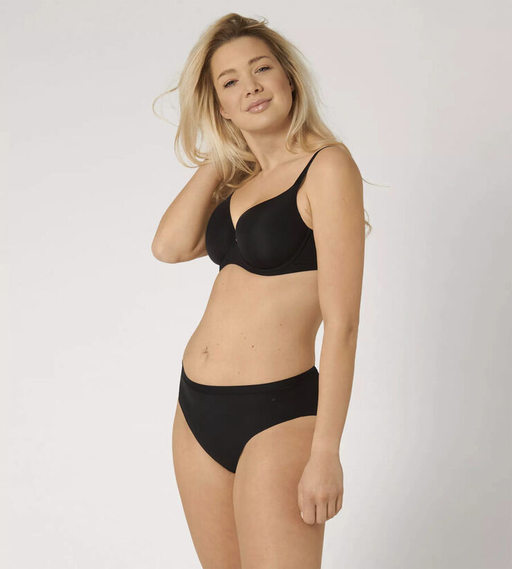 Triumph Body Make-Up Essentials WP Black