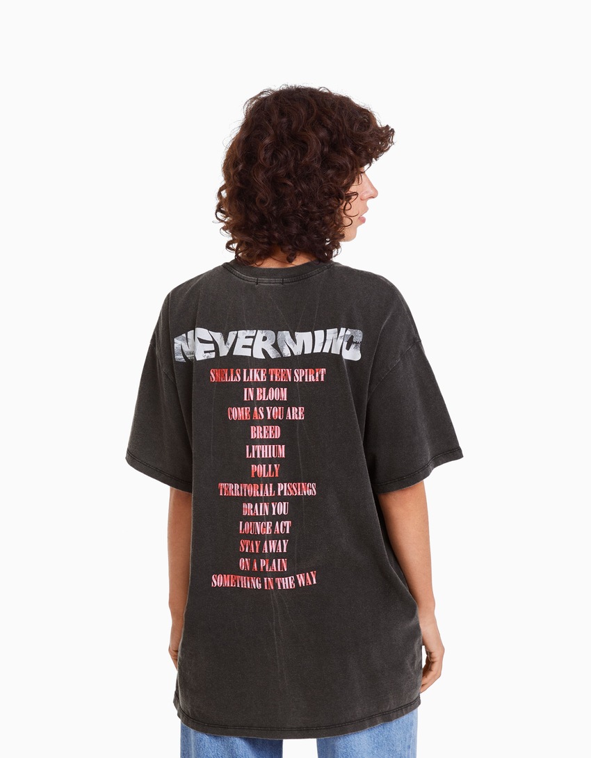 Camiseta Nirvana de manga curta e tamanho grande com estampa.
