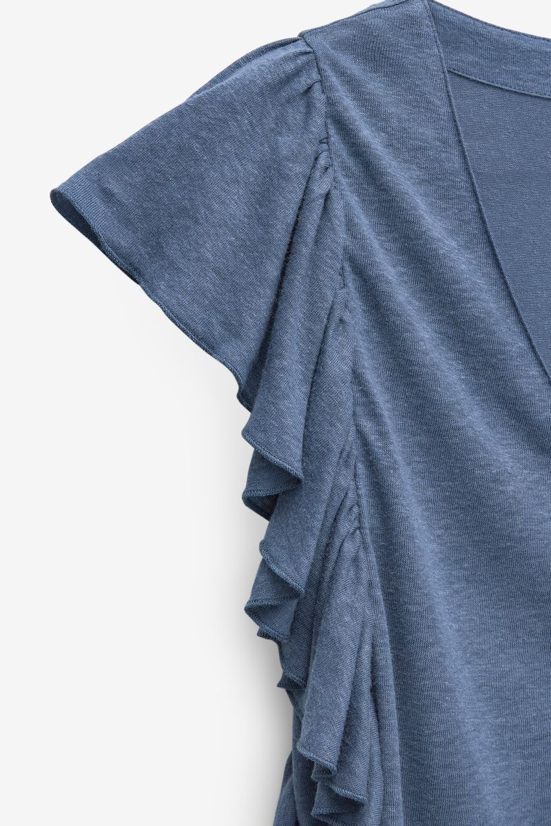 T-SHIRT COM FOLHOS NAS MANGAS