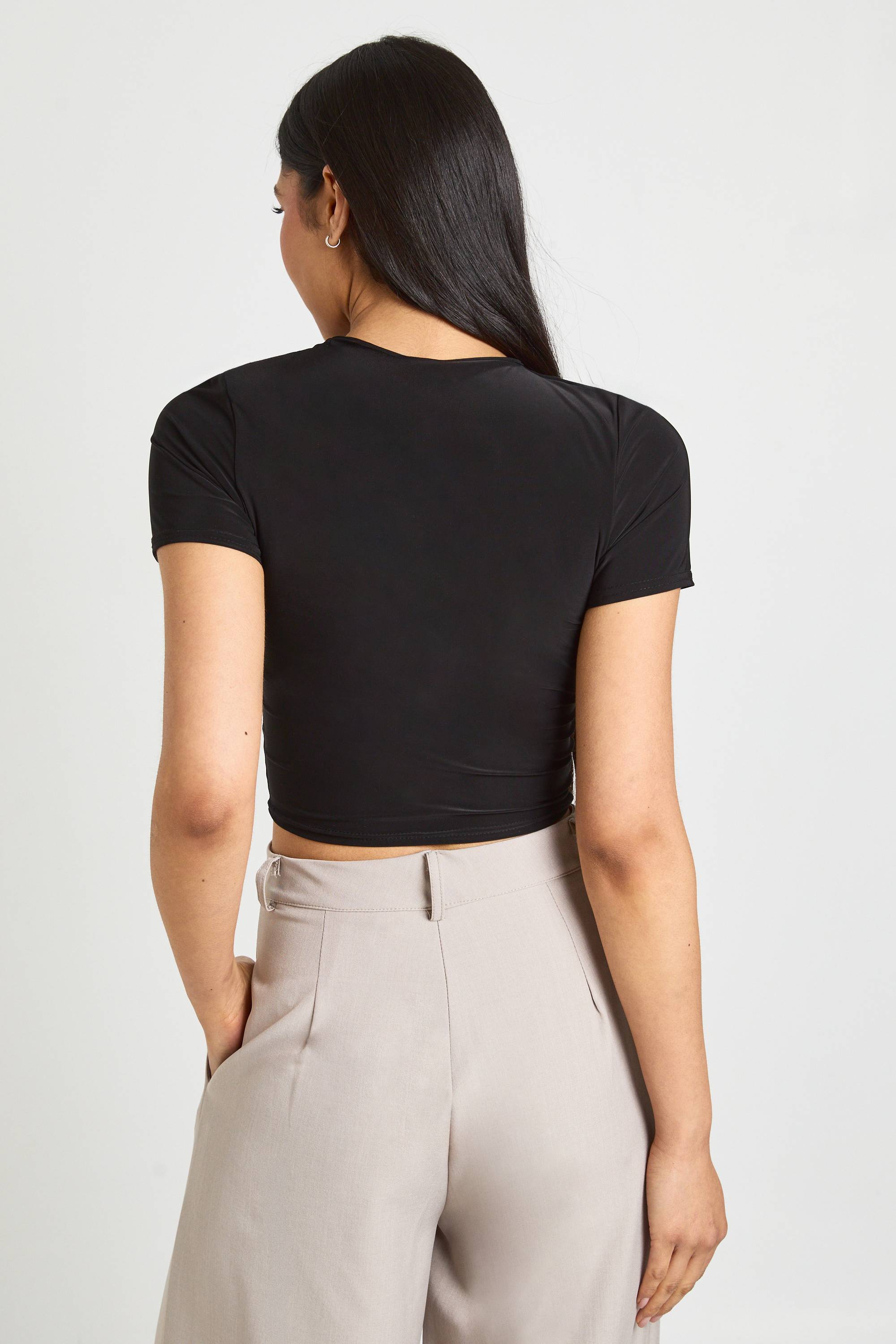 boohoo Haut Court Basique En Tissu Slinky À Manches Courtes Pour Grandes Tailles