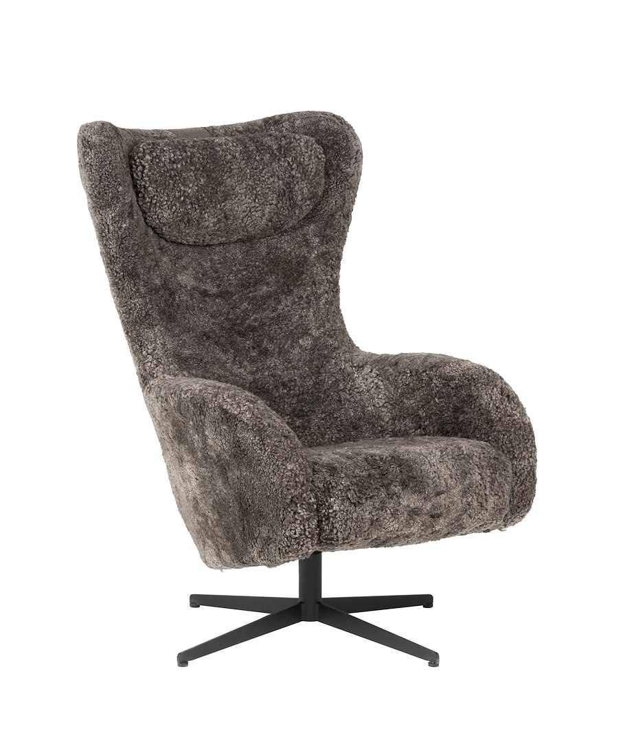 Bella hvilestol Fåreskinn Scandinavian Brown med sortlakkert S04 sokkel.