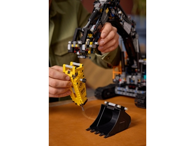 LEGO Volvo EC500 Hybrid graafmachine (42215)