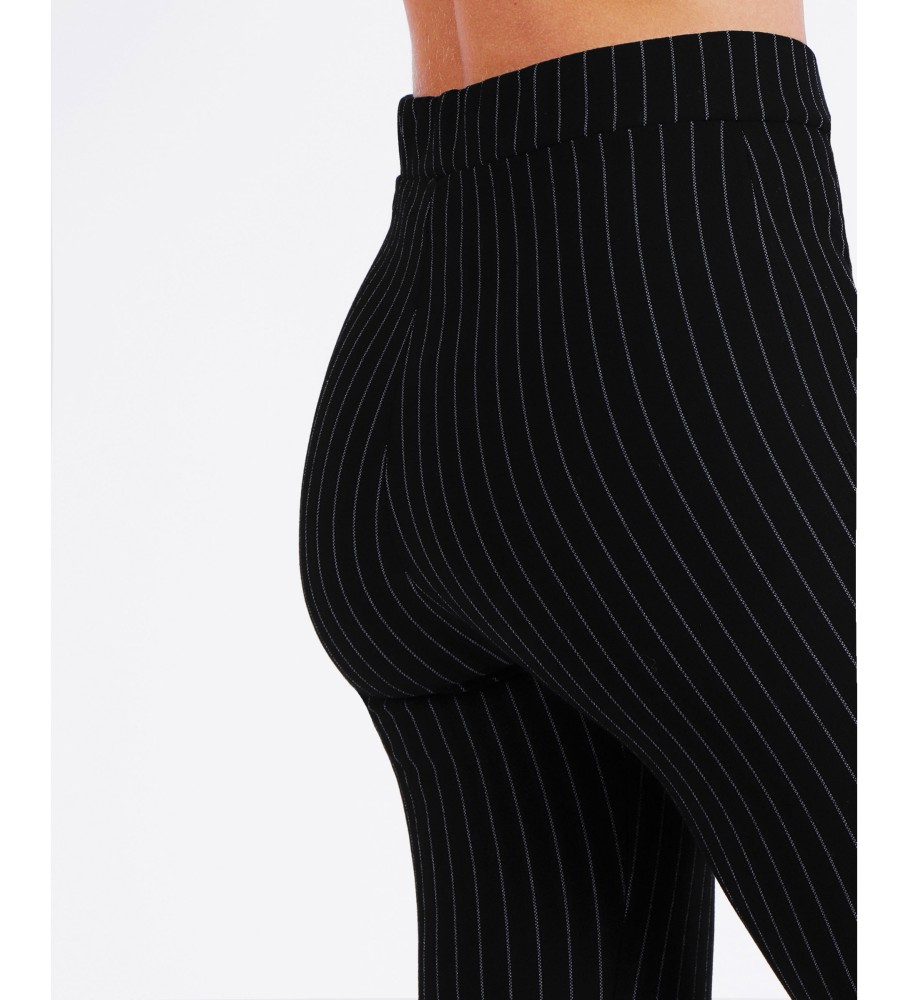 Calça comprida Admas com elástico e risca de giz na cor preta.