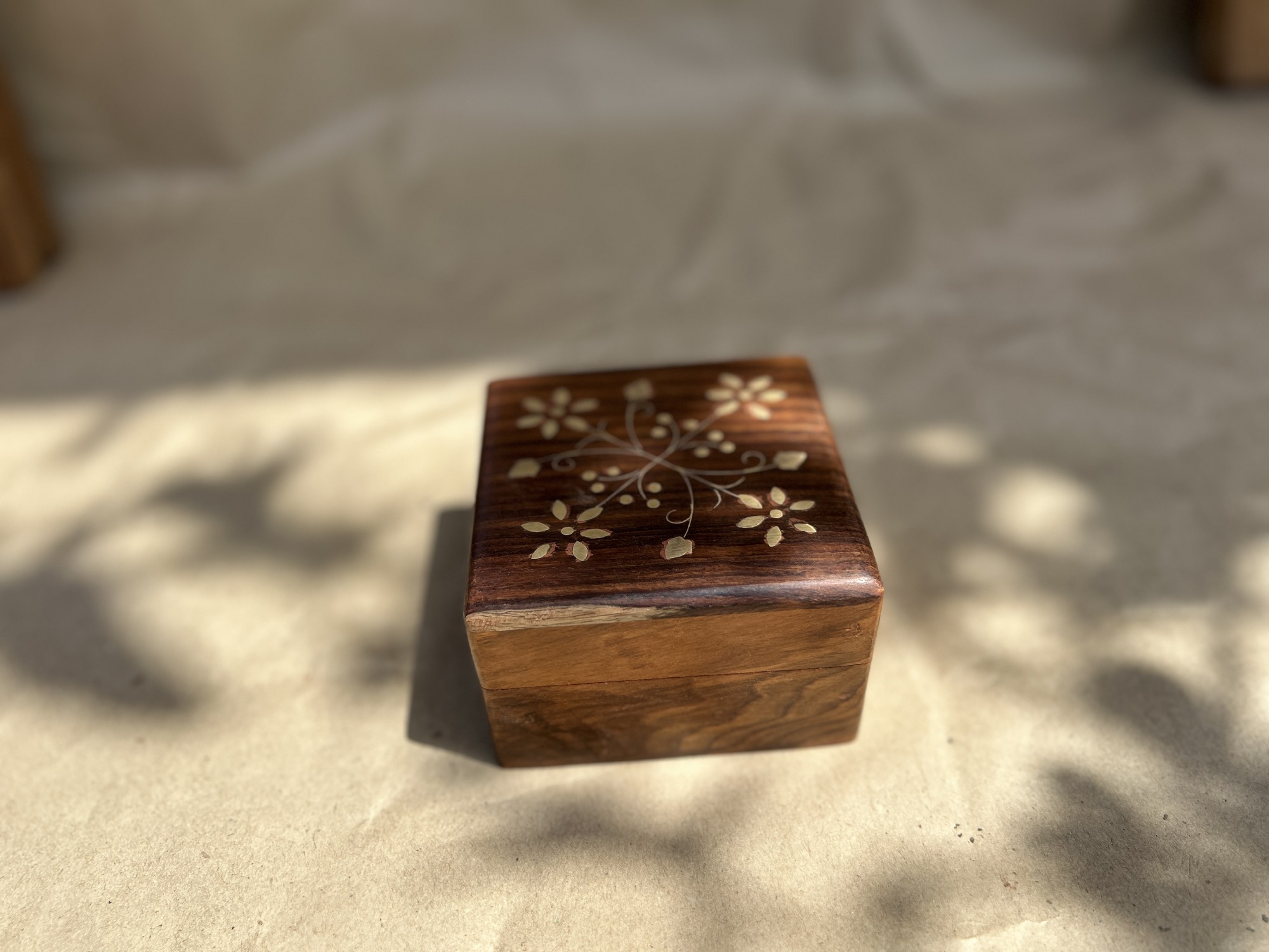 Holz-Schatulle mit Messingintarsien, braun, gold, B 10 cm, L 10 cm, H 6 cm von fischer's lagerhaus