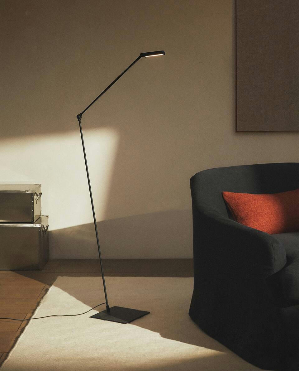 LUMINÁRIA DE METAL COM HASTE DE LED
