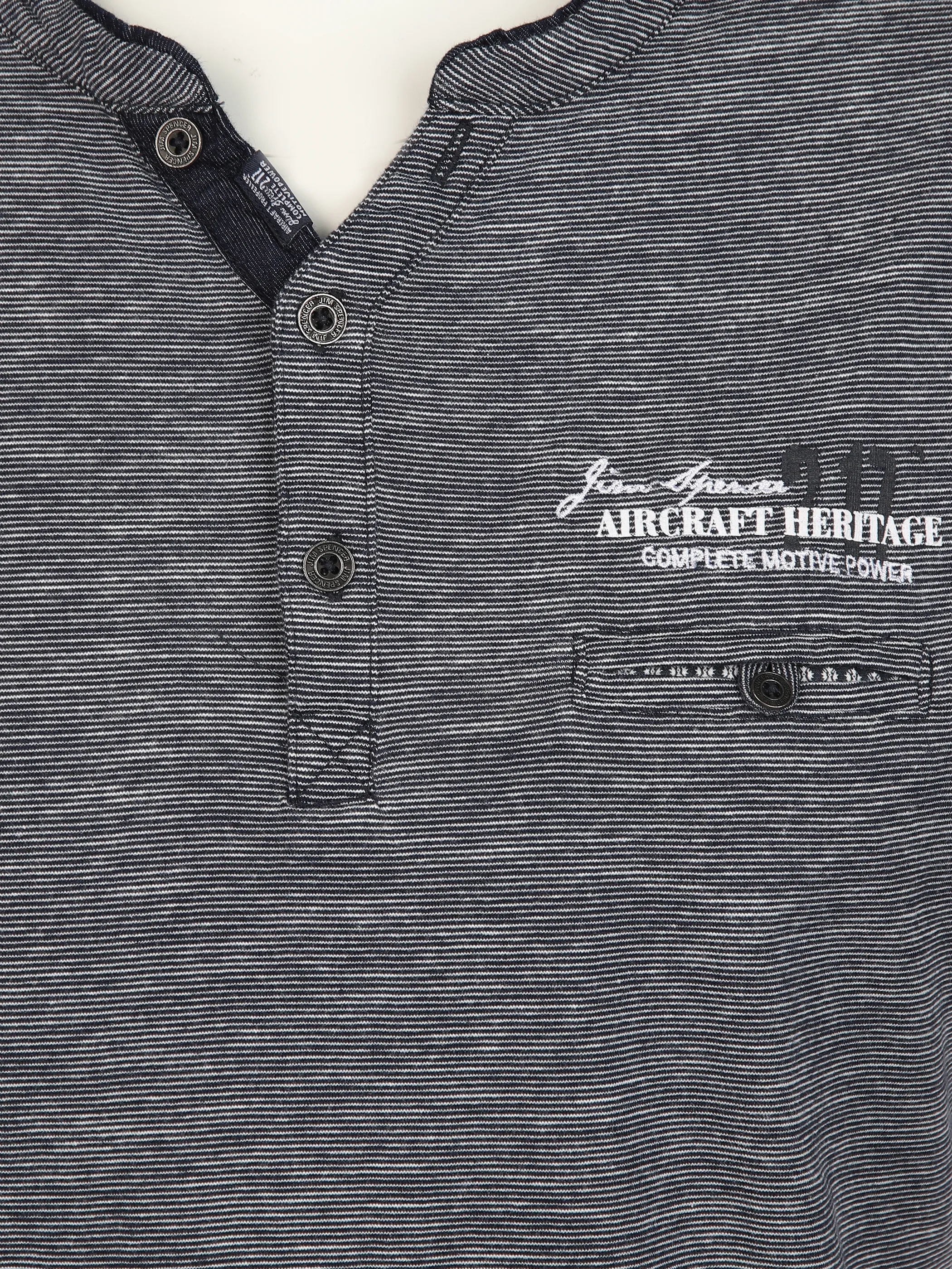 Herren Henleyshirt mit Brusttasche und Stickerei