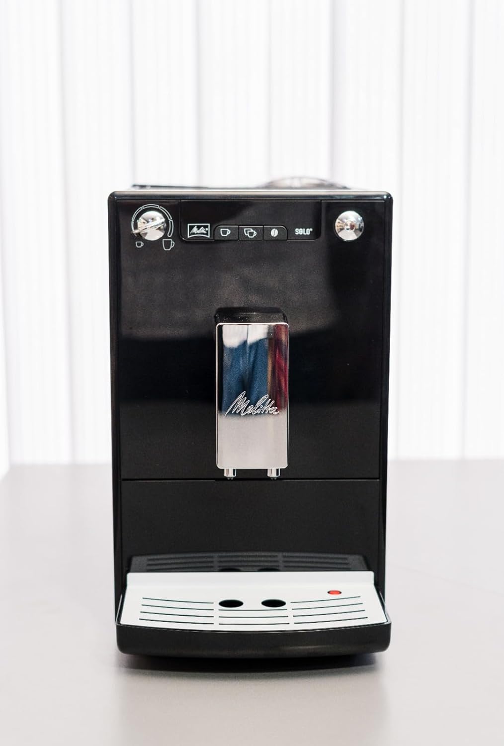 Melitta Solo - Kaffeevollautomat mit höhenverstellbarem Auslauf, kleine Kaffeemaschine mit abnehmbarem Wassertank für z. B. Espresso oder Café Crème, schwarz