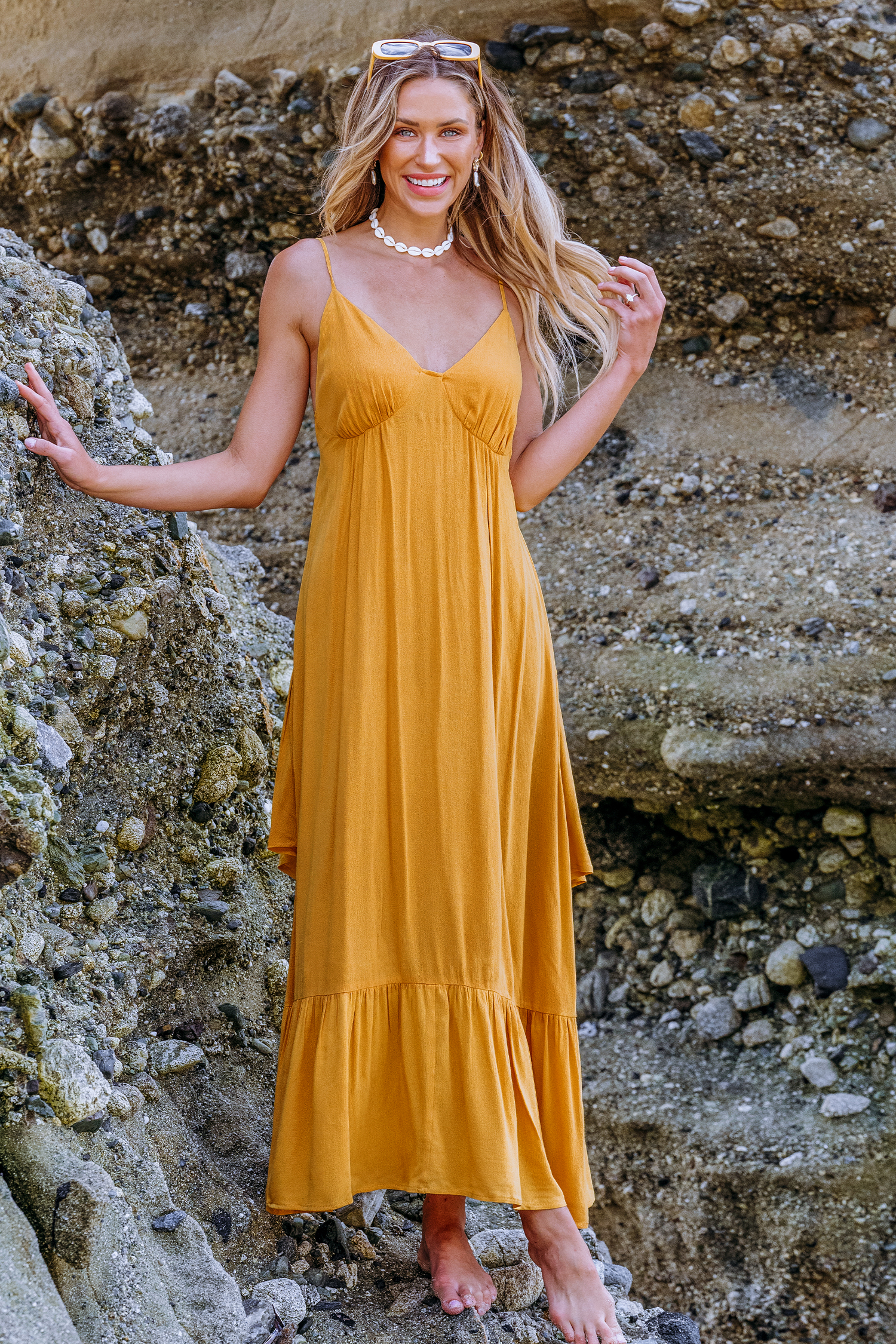 Robe maxi sans manches à col en V et ourlet à volants jaune