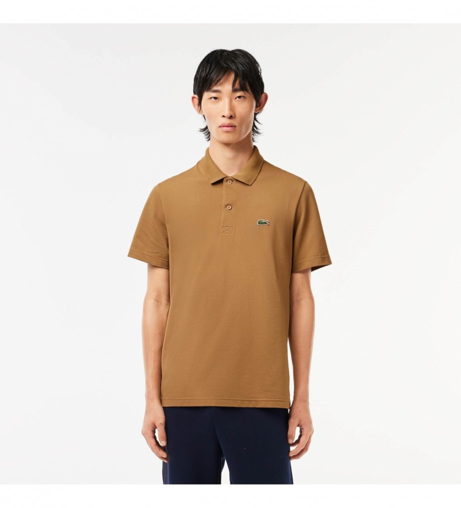 Camisa polo masculina Lacoste, modelagem regular, em algodão orgânico com elastano, marrom