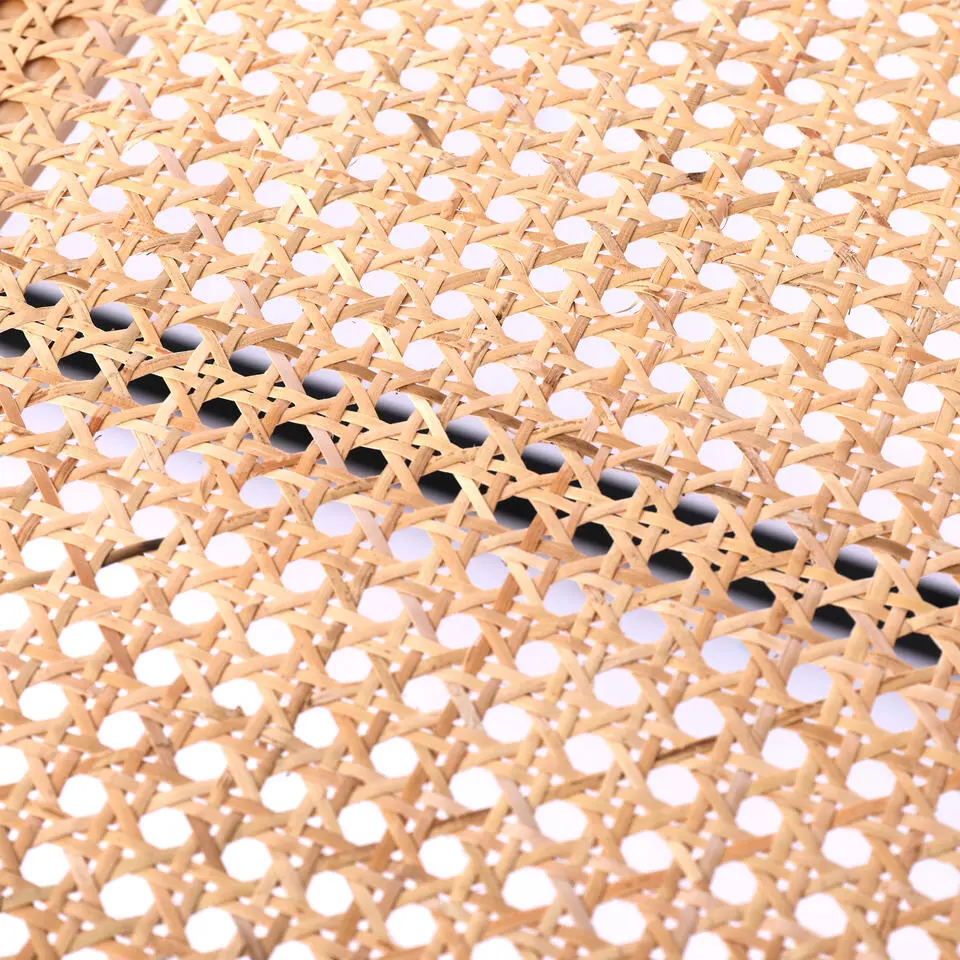 Industriële rotan en zwarte metalen salontafel