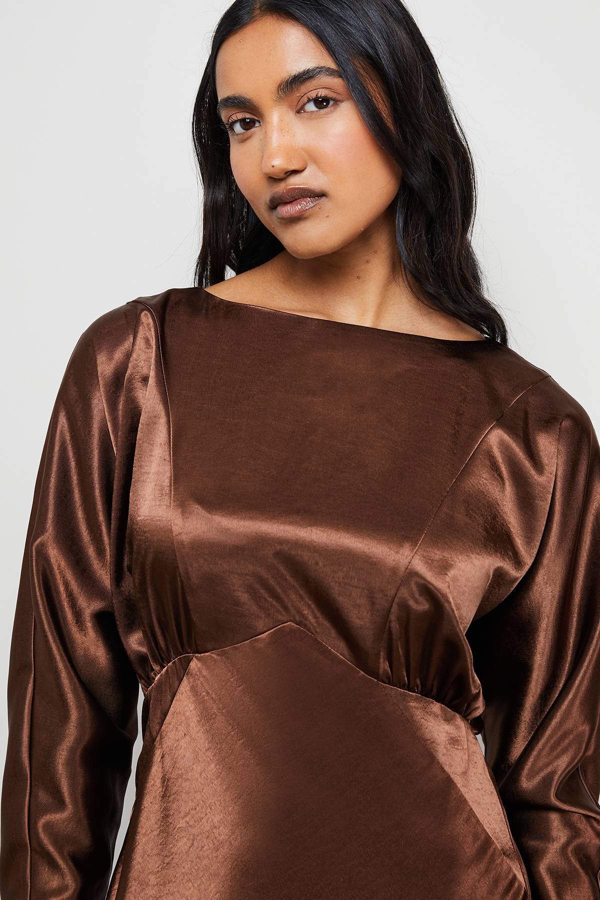 Warehouse Robe Midaxi Drapée en Satin à Manches Chauve-Souris