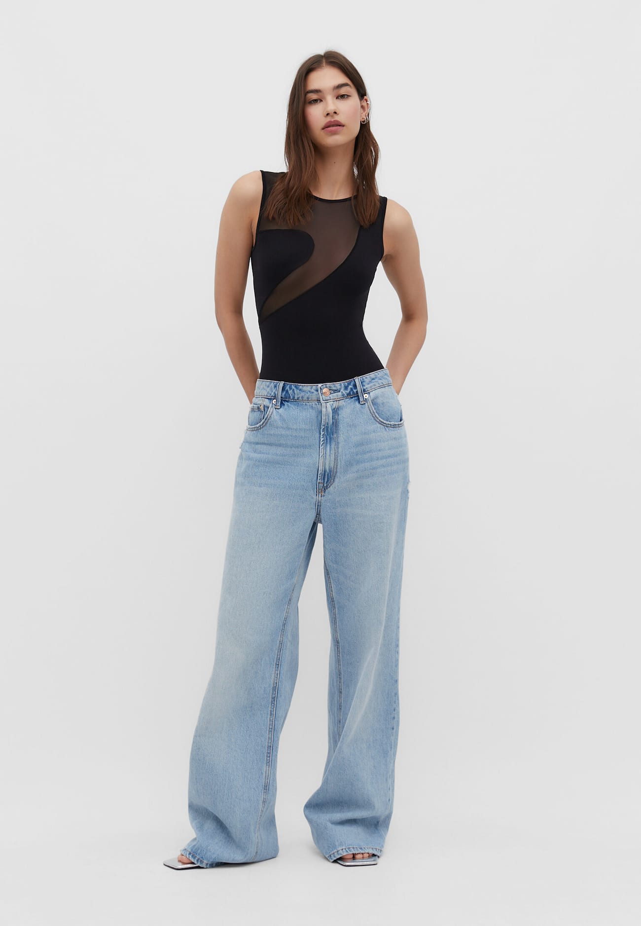 Body com decote halter e detalhes transparentes.