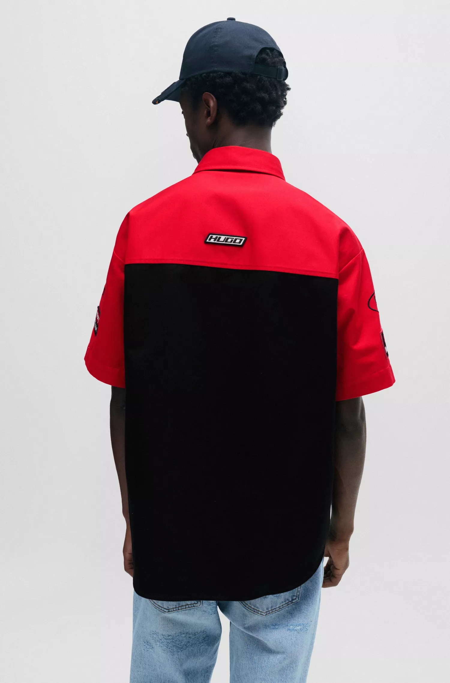 Camisa HUGO vermelha de modelagem oversized com detalhes inspirados em corridas.