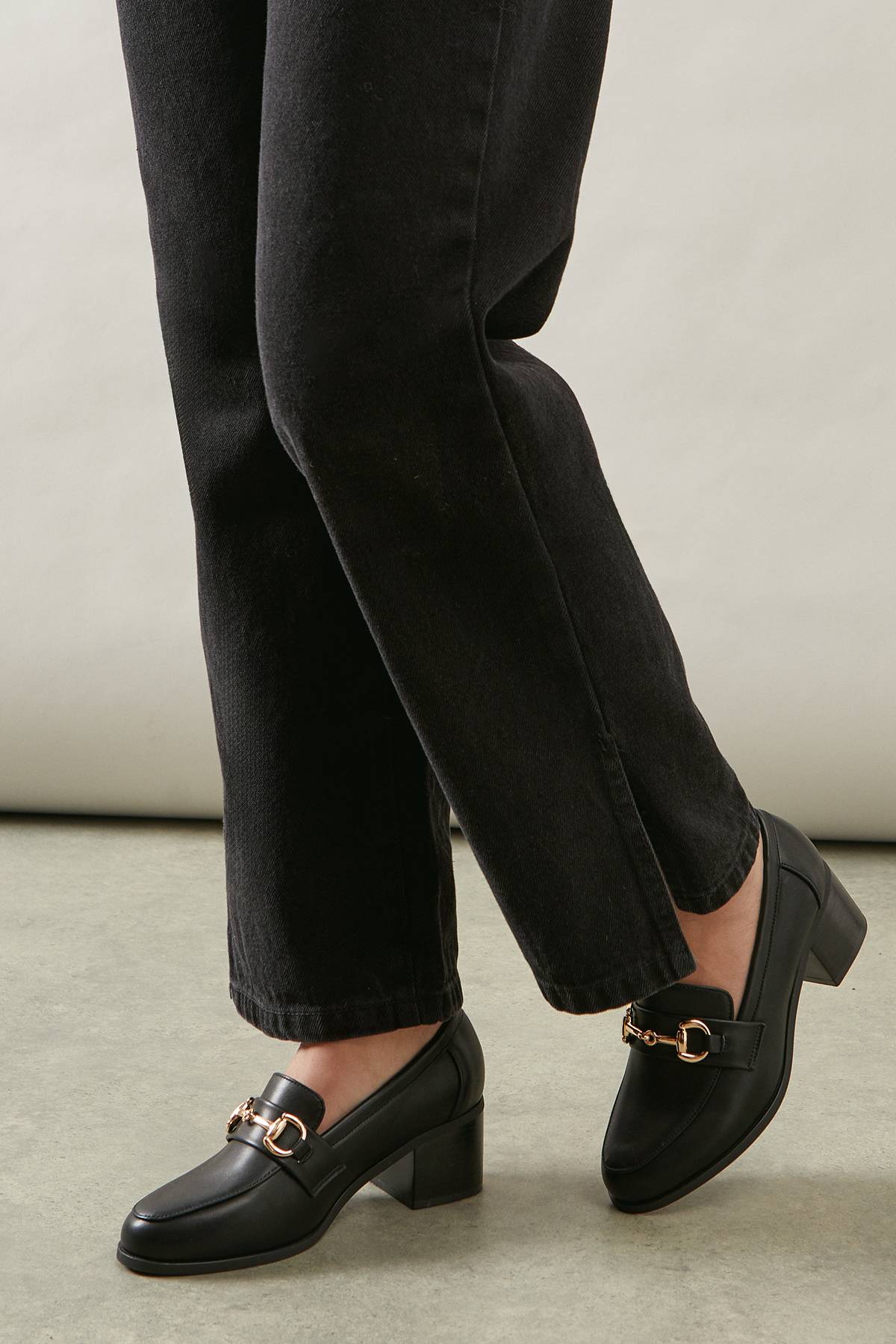 Wallis Mocassins à Talon Moyen Coupe Large Lydia en synthétique avec Détail Mors et Devant Tablier