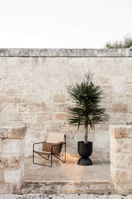 Ferm Living Desert fauteuil zwart onderstel Black/Soil
