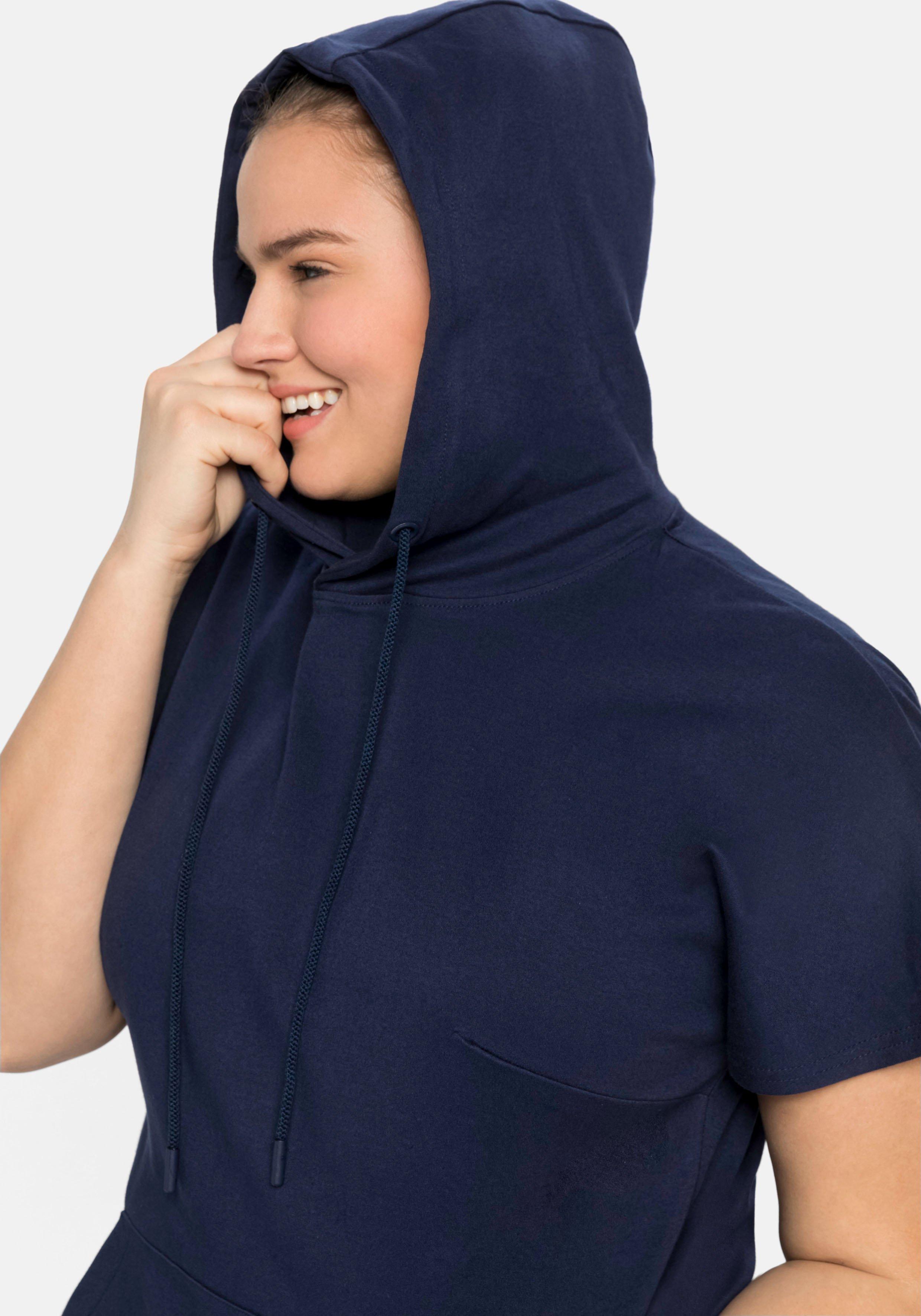 Shirtkleid mit Kapuze und Kängurutasche