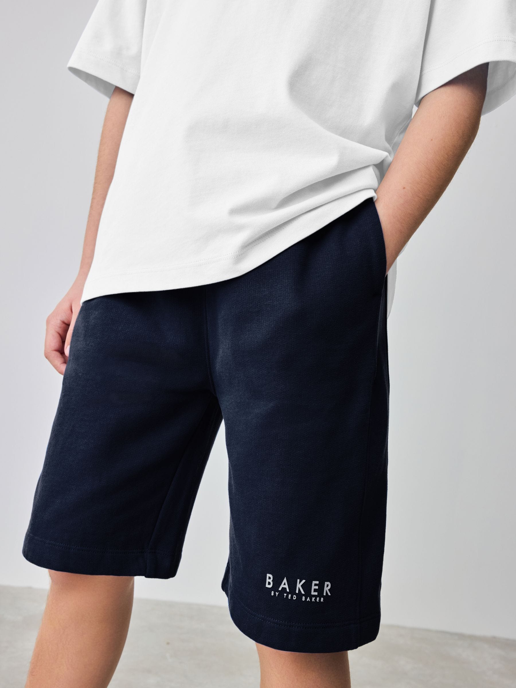 Wit/marineblauw - Baker by Ted Baker set van oversized T-shirt en shorts van 100% katoen