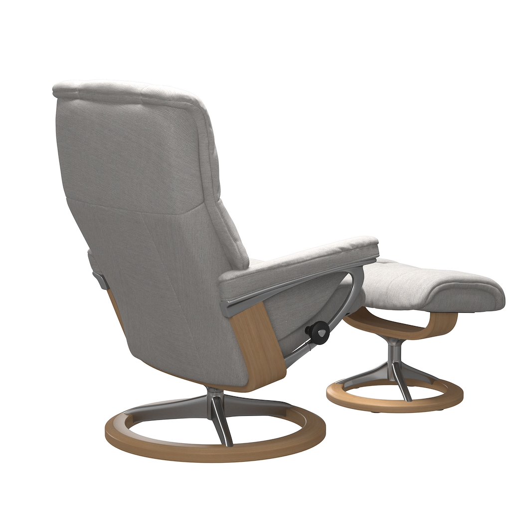Mayfair (M) Signature lenestol med krakk Tekstil Jasmine Light Grey og Signature understell i eikbeiset og krom.