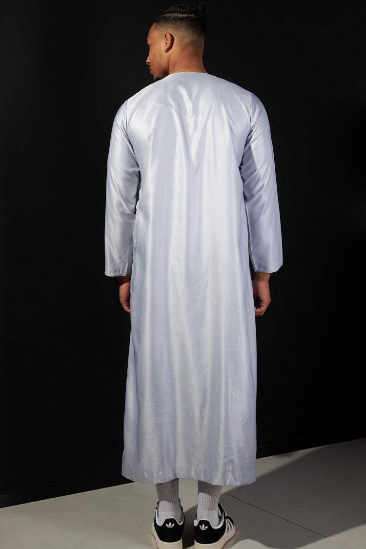 Qamis satiné gris à pompoms