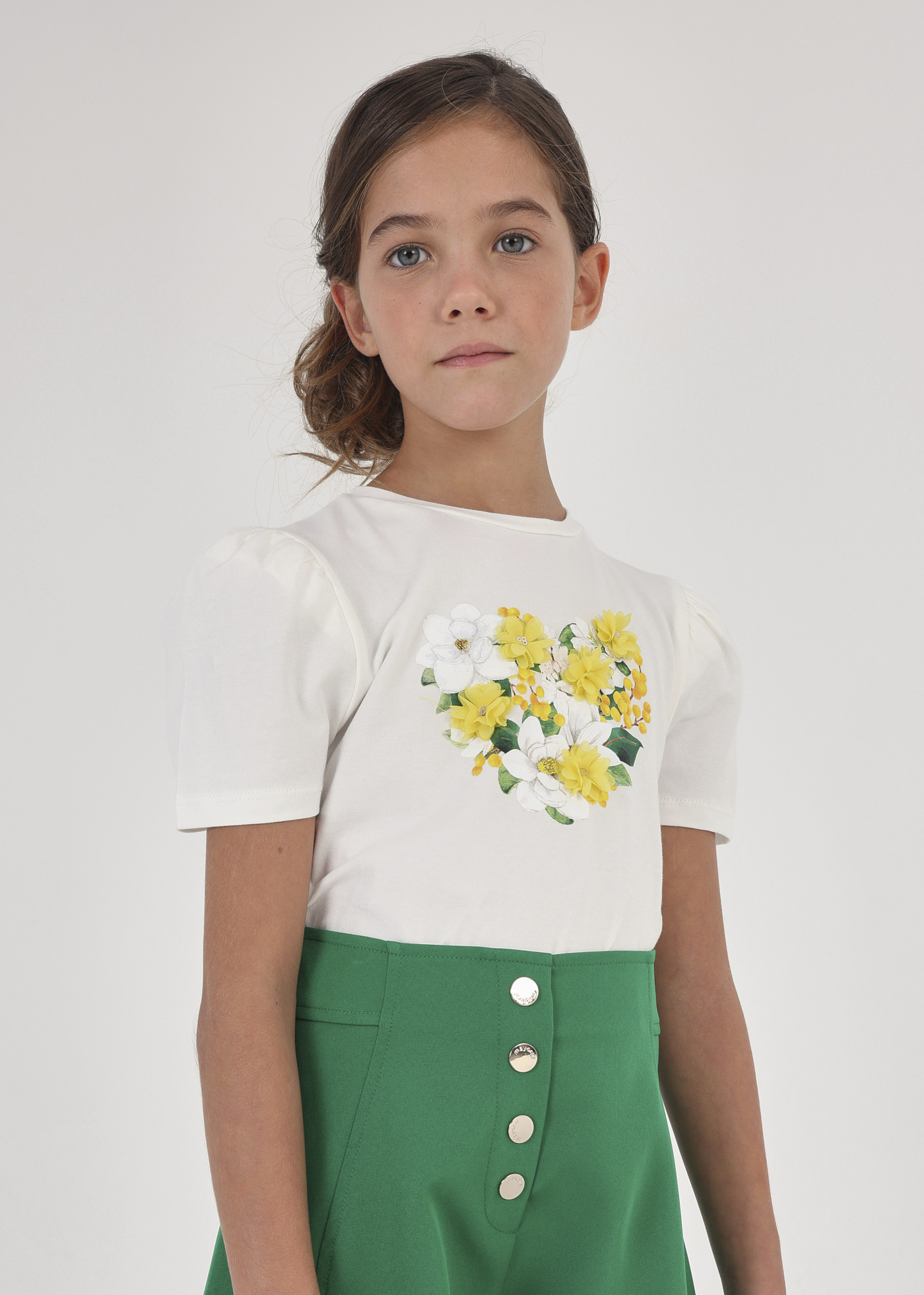 Camiseta de manga curta para meninas, feita de algodão sustentável.
