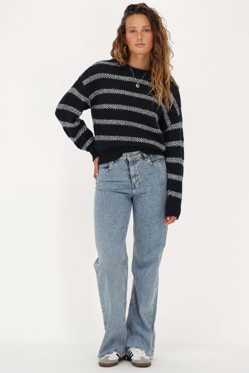 Donkerblauwe oversized trui met witte strepen