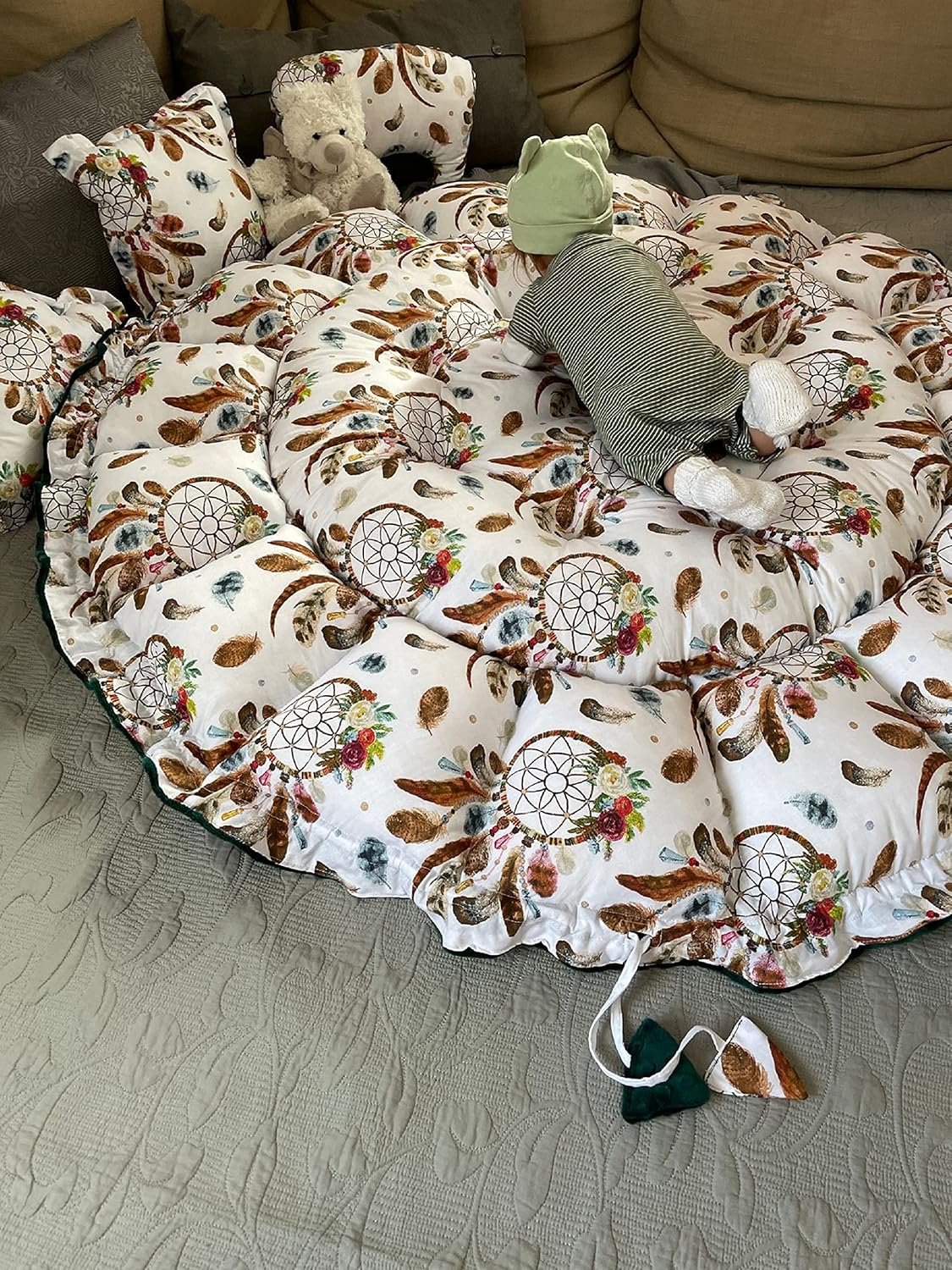 LOOLAY Babynest 3in1 XXL – Nestchen Baby Spielmatte und Reisebett 90/155cm - Handgemacht aus Baumwolle mit Rüschen - Ideal fur Zwillinge (Traumfänger Boho/Königsgrün Minky)