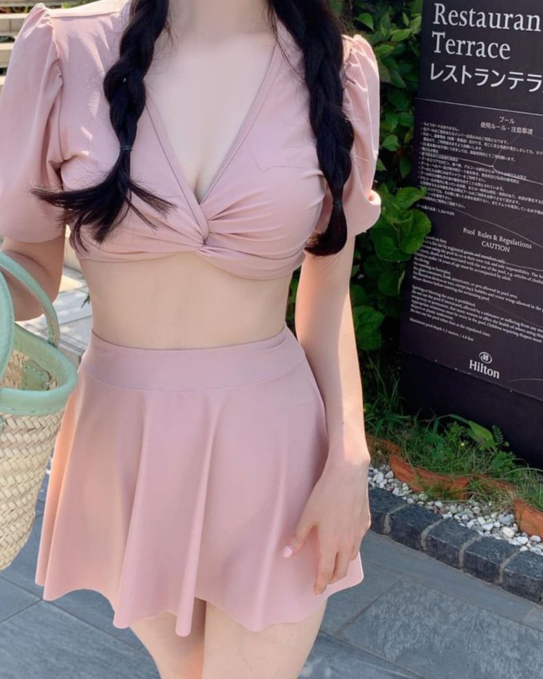 Maisee - Set: korte mouwen V-hals effen gedraaid crop top + broek + zwemrok