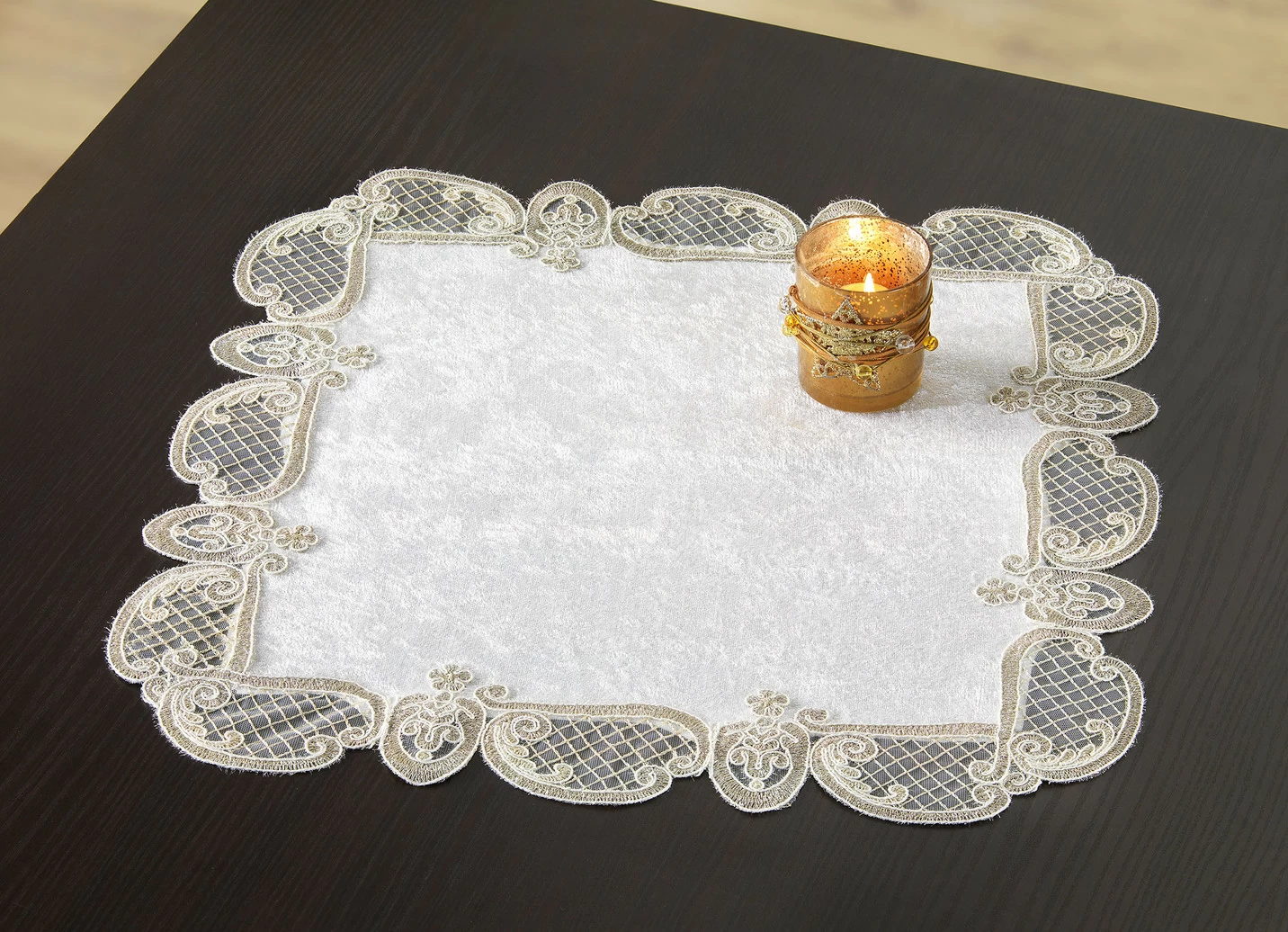 Tischdecke oder Kissenbezug mit filigran gearbeiteten Motiven