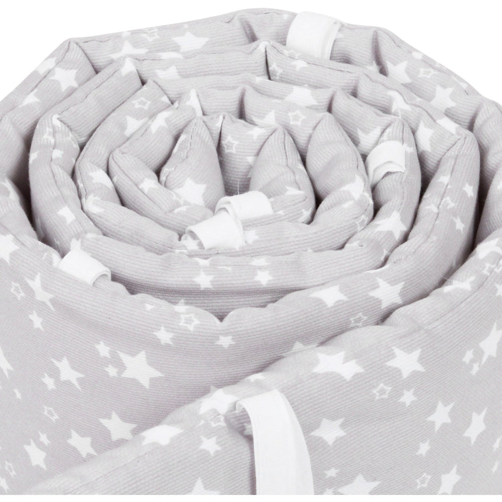 Køb babybay ® Pearlgrey White Stars Sengerand Pique