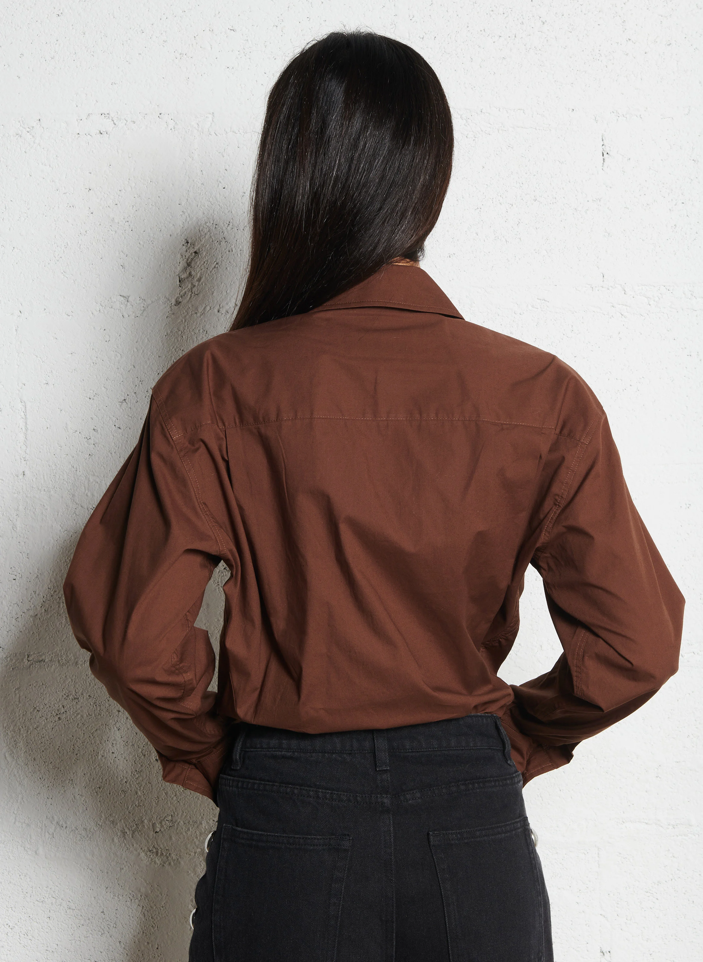 CHARMIE - Chemise cintrée col classique en coton | Marron