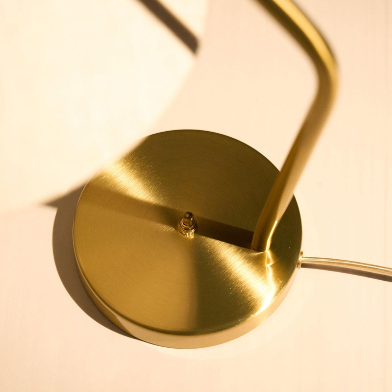 Gubi Gräshoppa tafellamp shiny brass