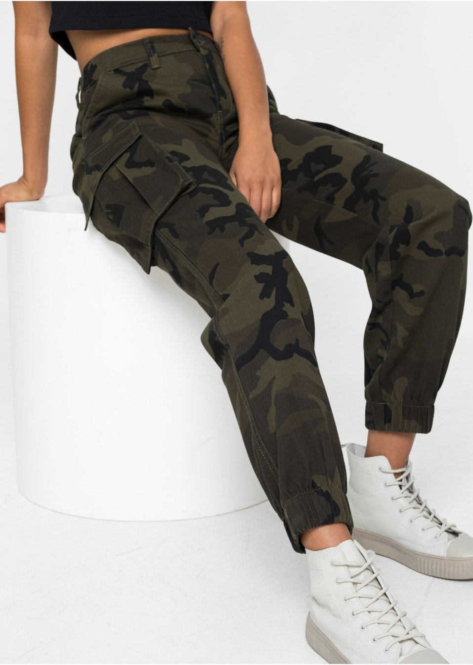 Pantalon cargo avec imprimé camouflage