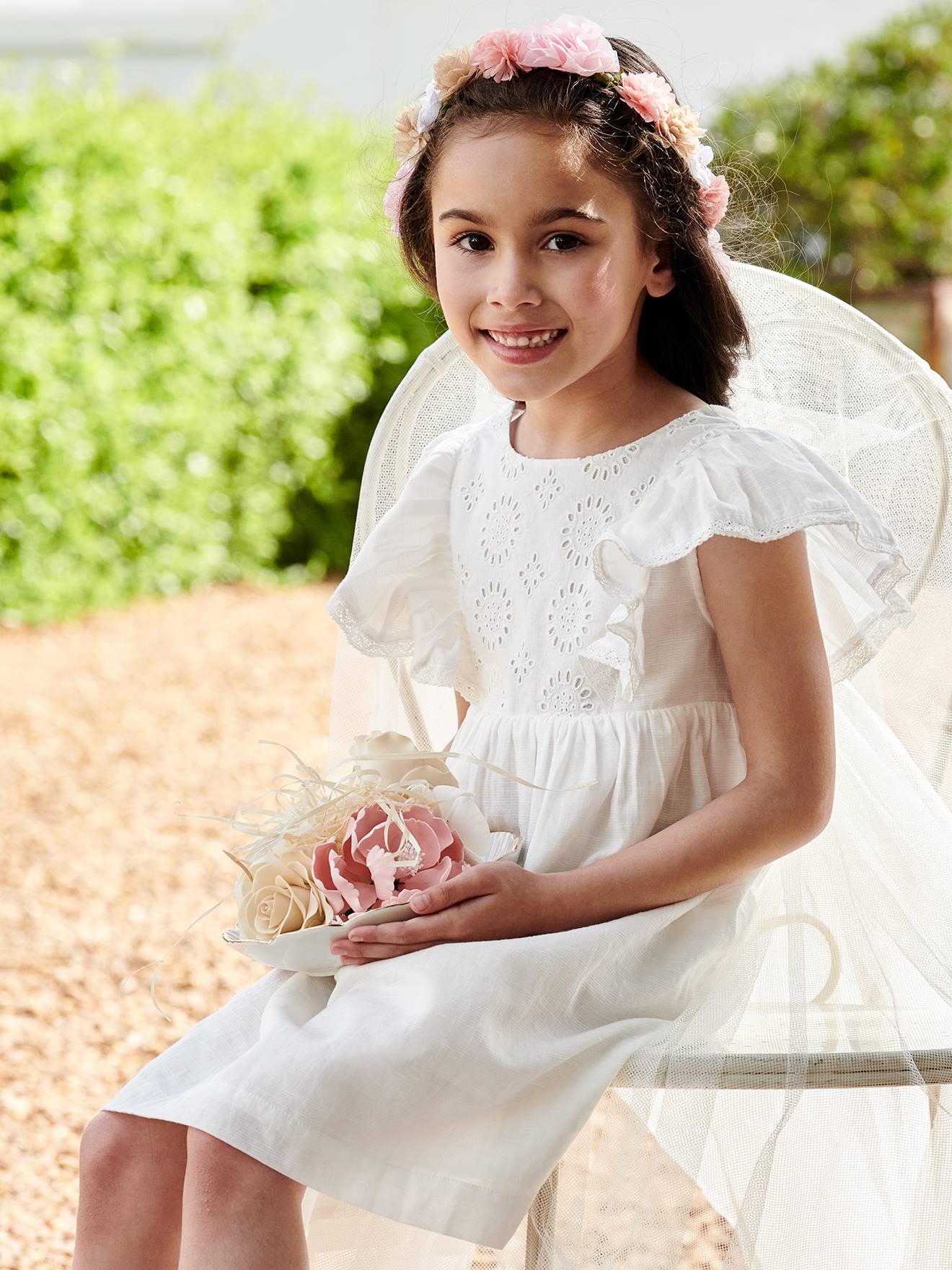 Vestido de festa off-white com detalhes em bordado inglês para menina