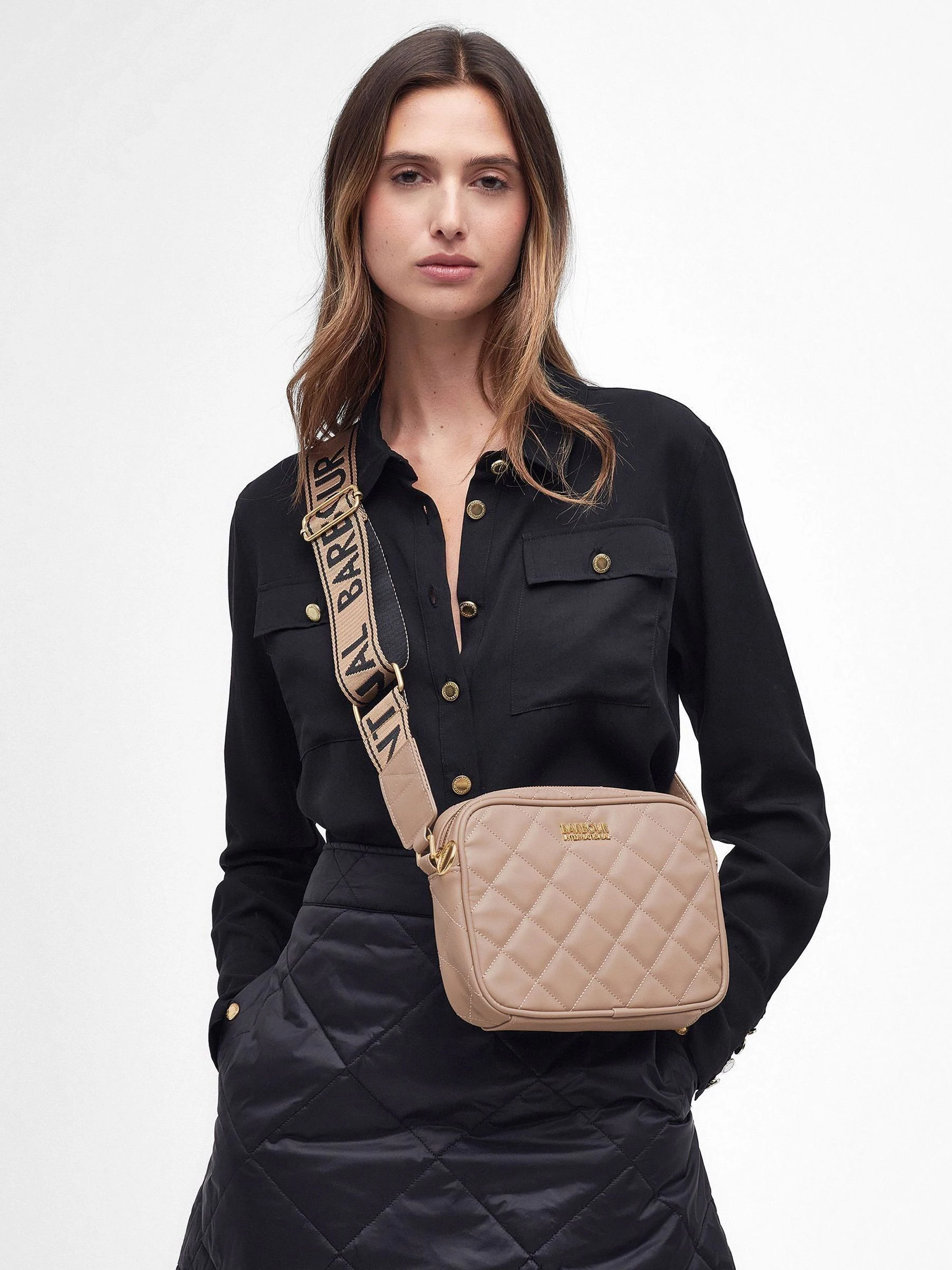 Licht beige - Barbour® International gewatteerde Sloane crossbodytas