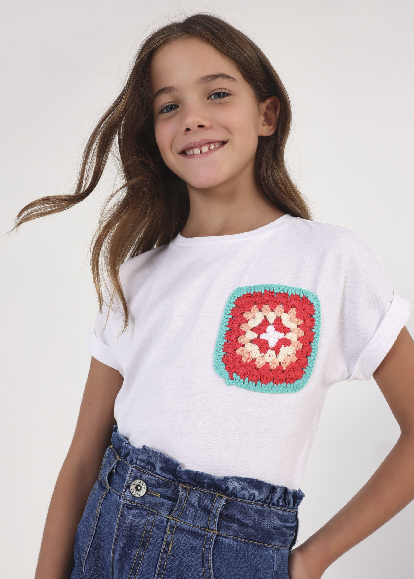 Camiseta de manga curta para meninas, feita de algodão sustentável.
