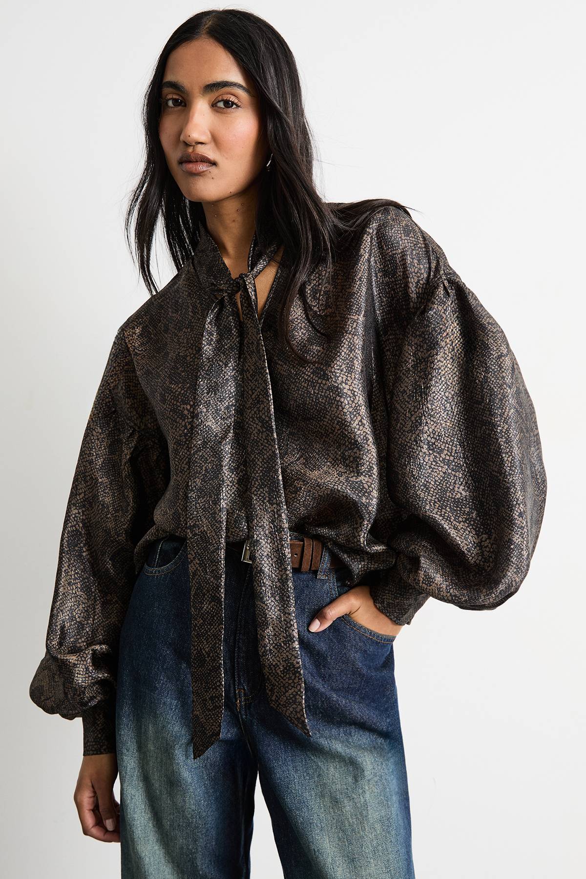 Warehouse Blouse à Manches Bouffantes avec Col Lavallière Imprimée