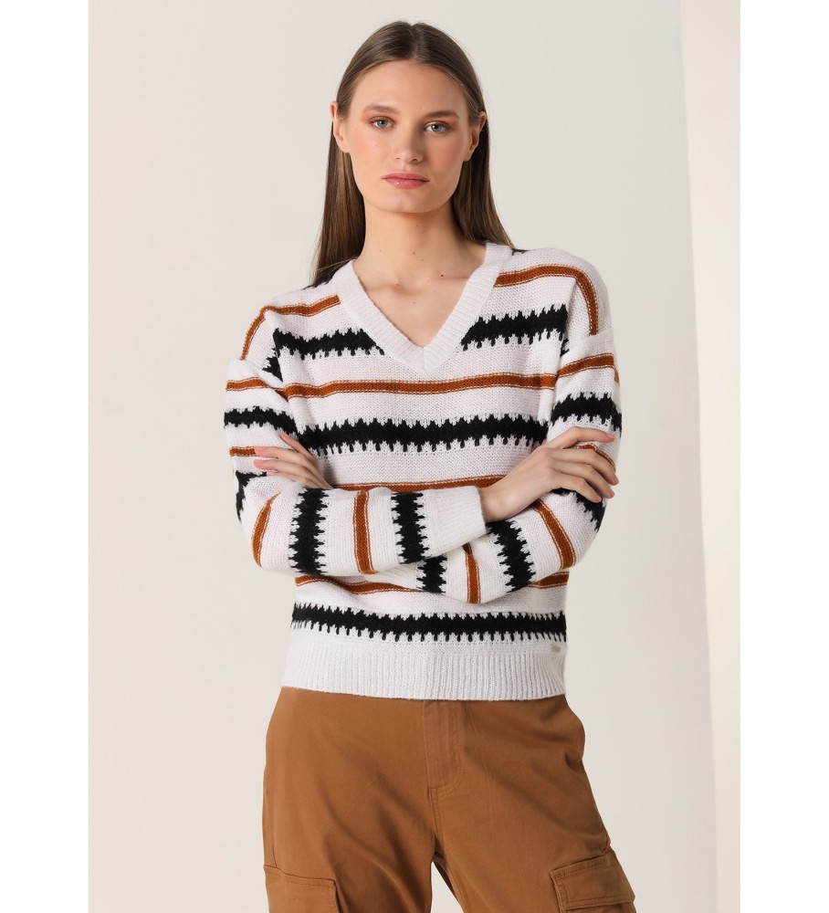 Blusa Lois em malha com decote em V aberto e listras jacquard brancas.
