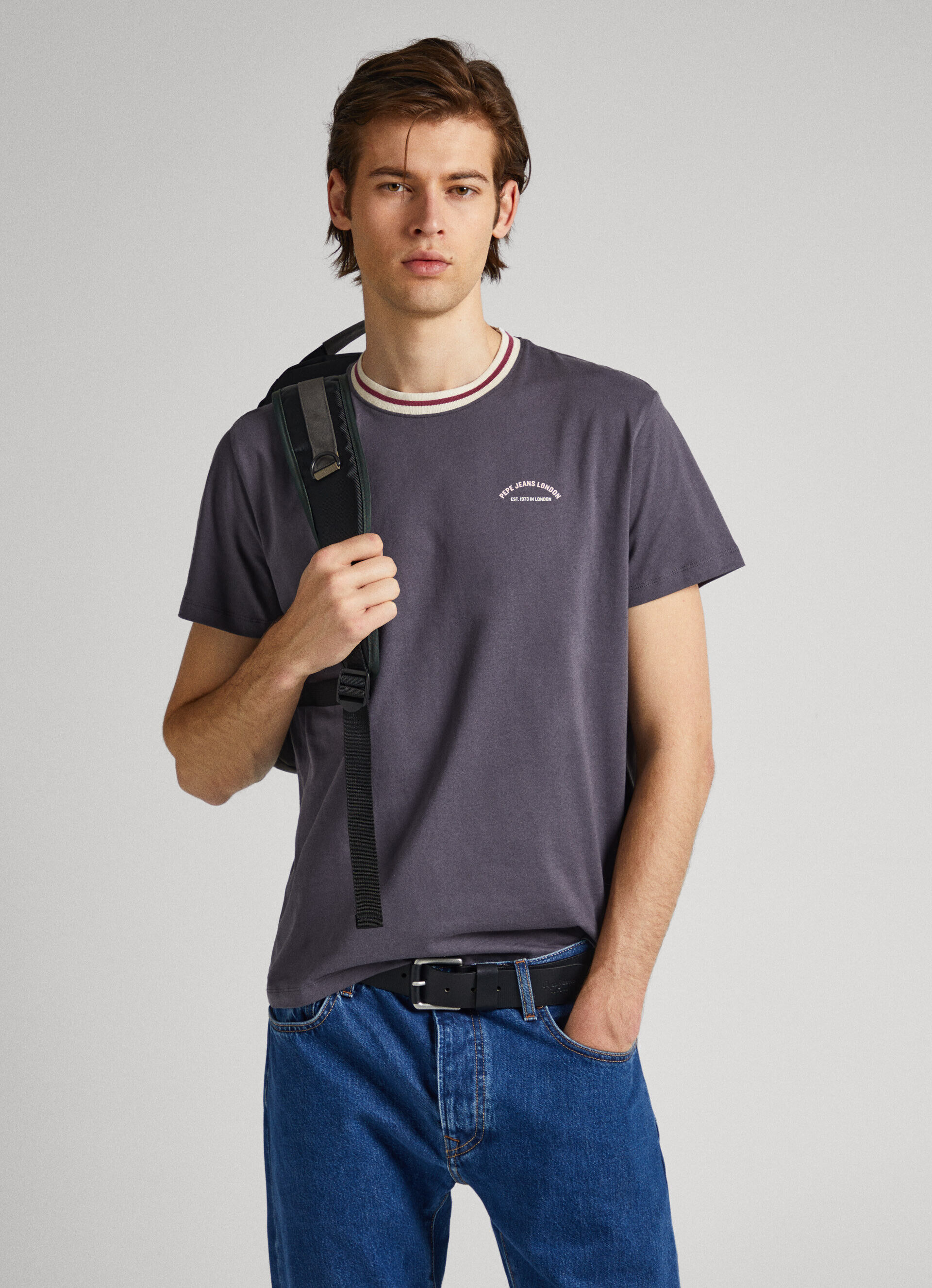 CAMISETA COM DETALHE NA GOLA - cinza-trovão