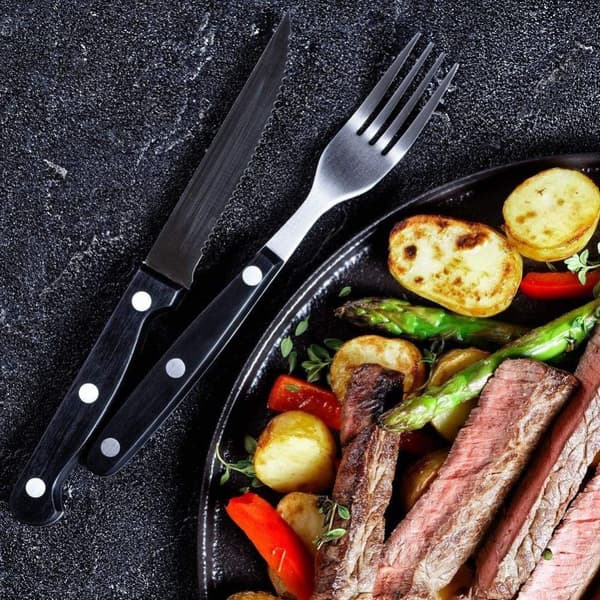 Seks kniver og gafler, perfekt til biff og pizza