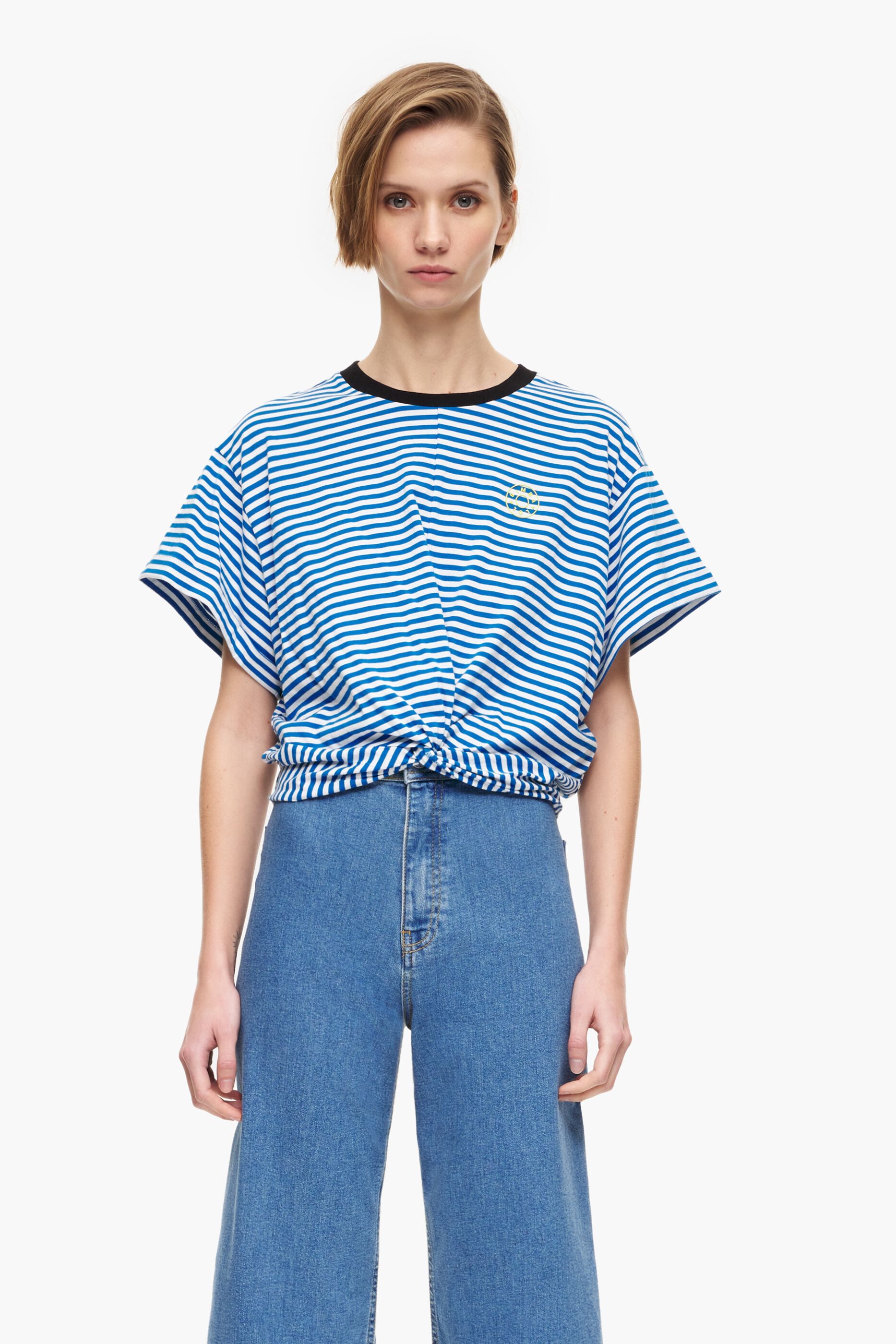 Camiseta azul quadrada com nó
