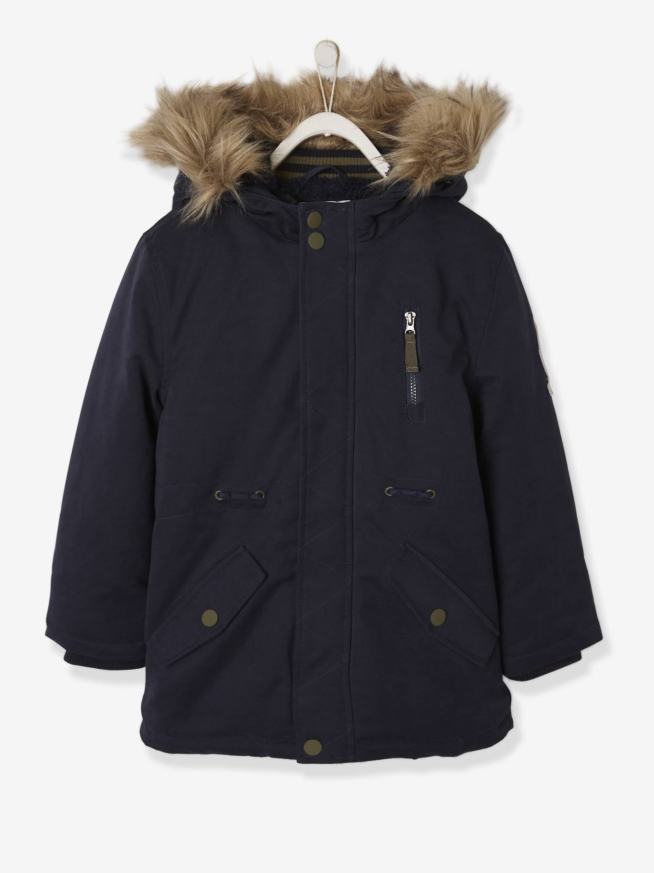 Parka infantil com forro de pelúcia azul-escuro liso e estampas.