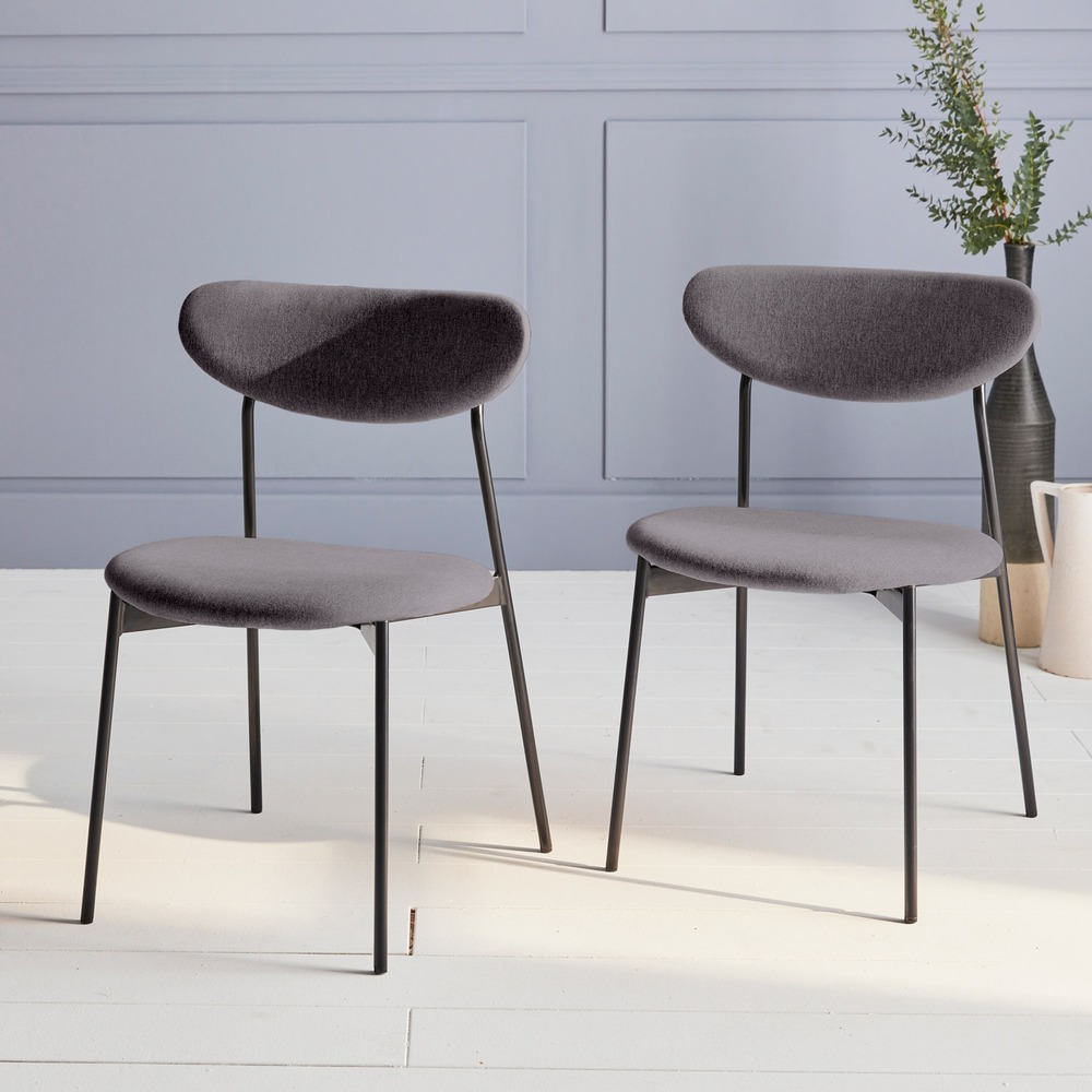 Lot de 2 chaises - arty - scandinaves et vintage. Assise et dossier gris foncé. Pieds en acier