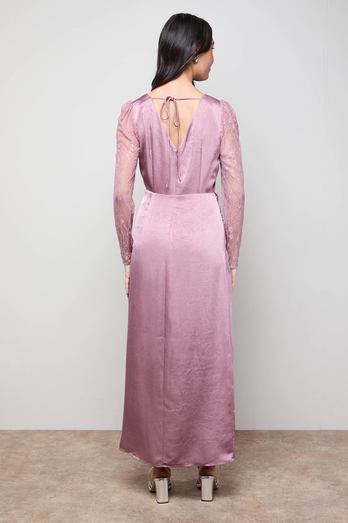 Oasis Robe Midaxi en Satin à Manches en Dentelle et Fente Devant