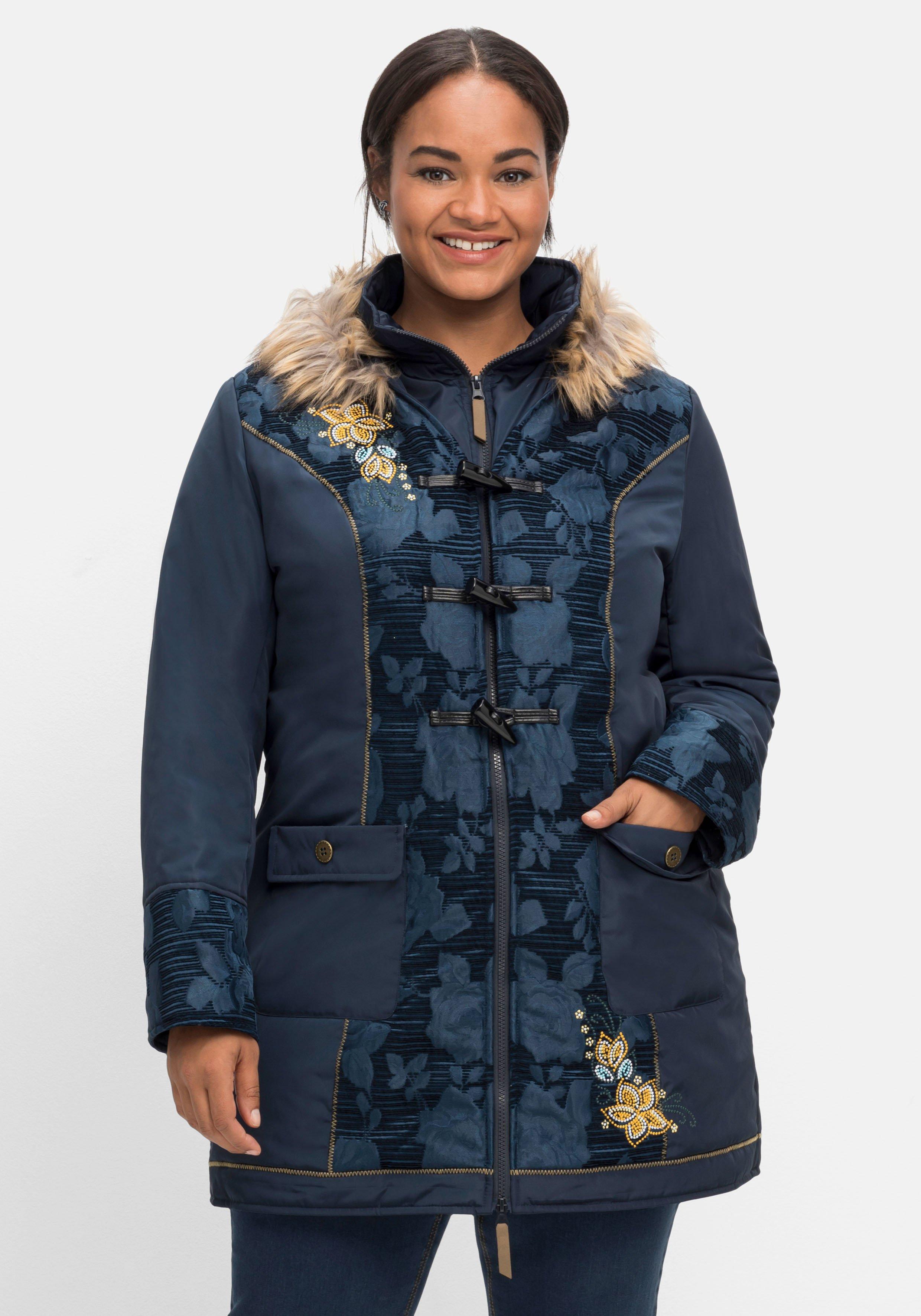 Outdoorjacke mit Kapuze und femininen Details