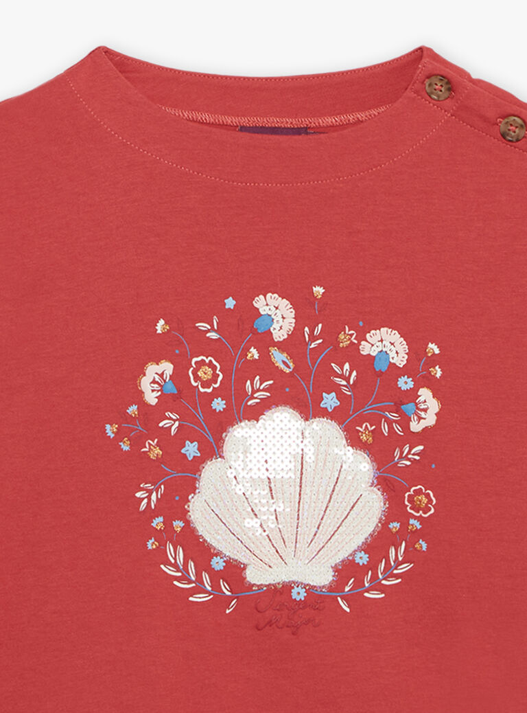T-shirt rouge avec coquillage en sequins et petit sac fantaisie