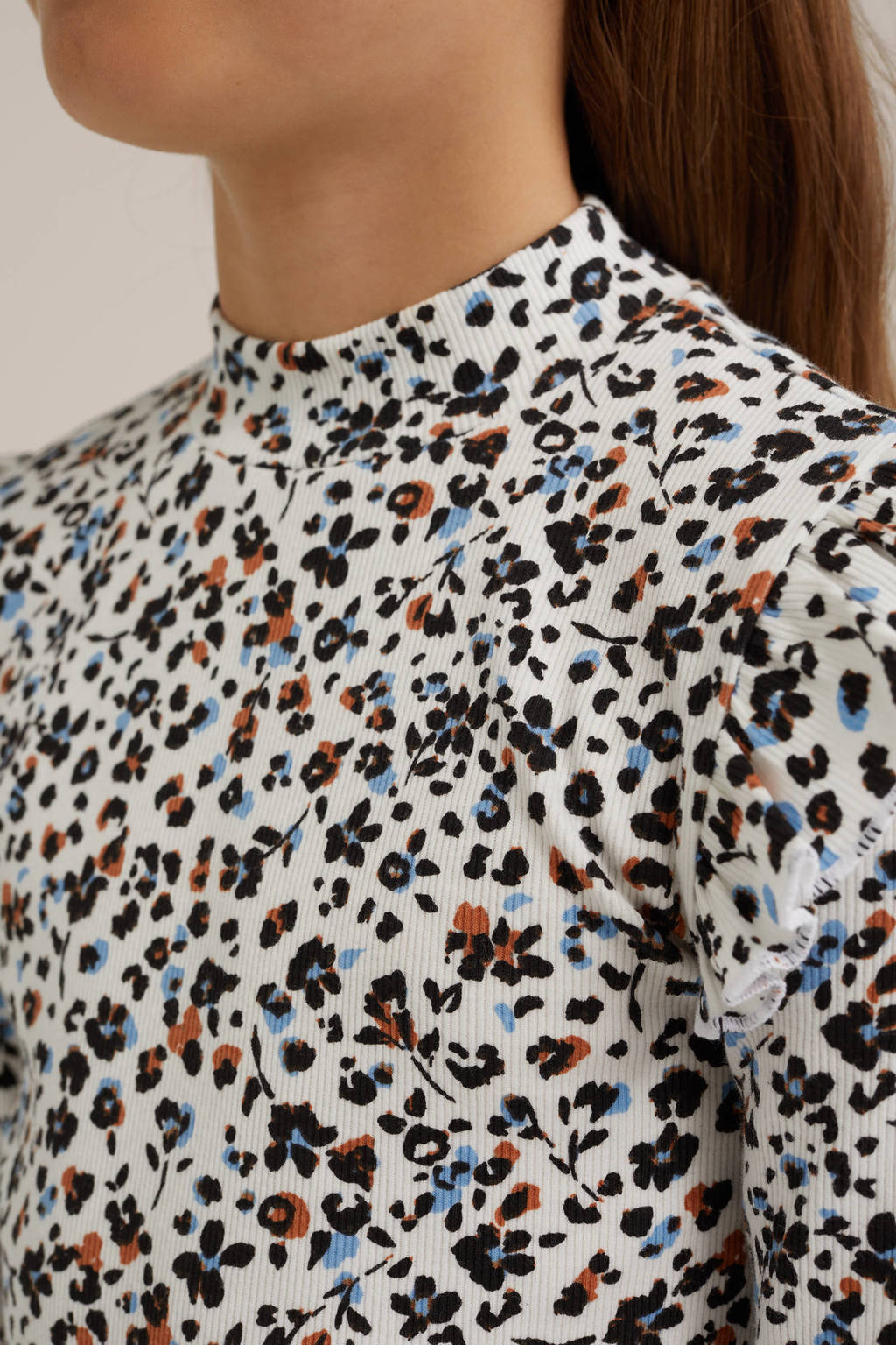 WE Fashion gebloemde longsleeve offwhite/blauw