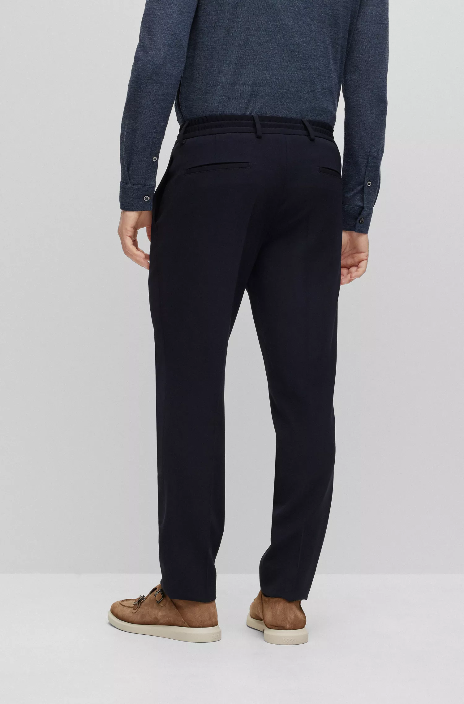 Calça BOSS Camel-Slim-fit em lã virgem elástica com microestampa.