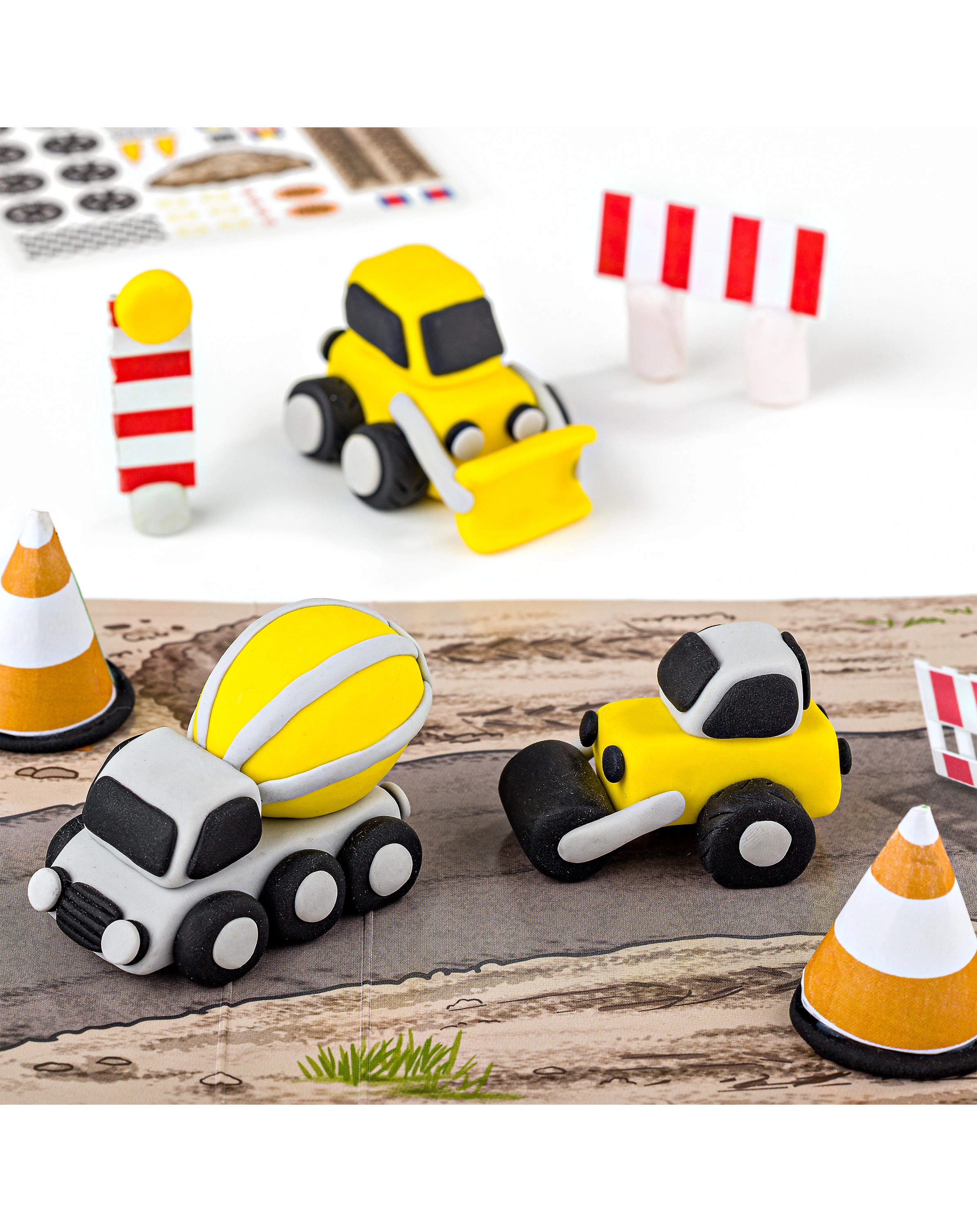 8034 30 LY LY FIKids Form & Play CONSTRUCTION TRUCK
