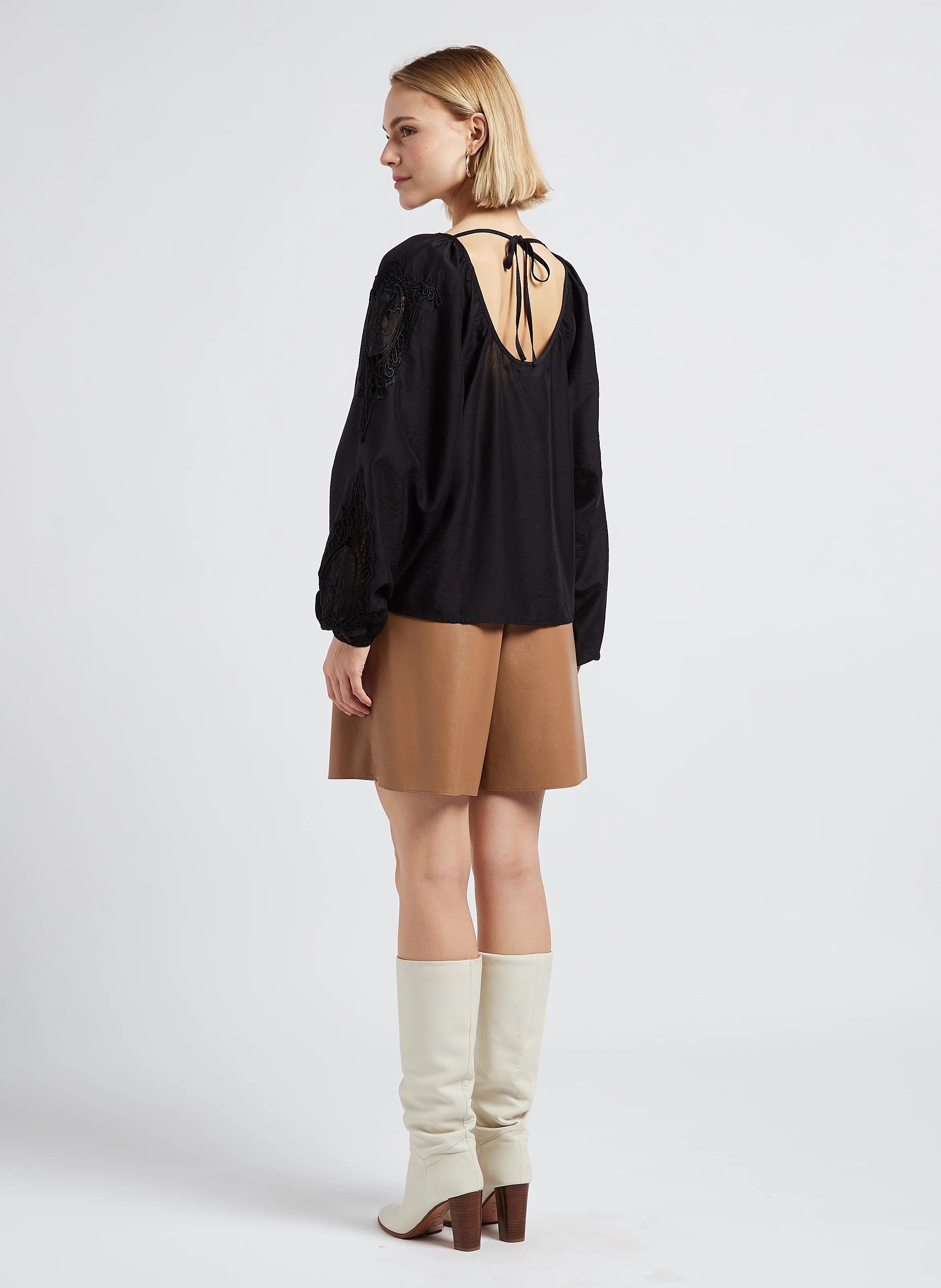 BRINNE - Blouse col rond à broderie ajourées décolletés dos| Noir