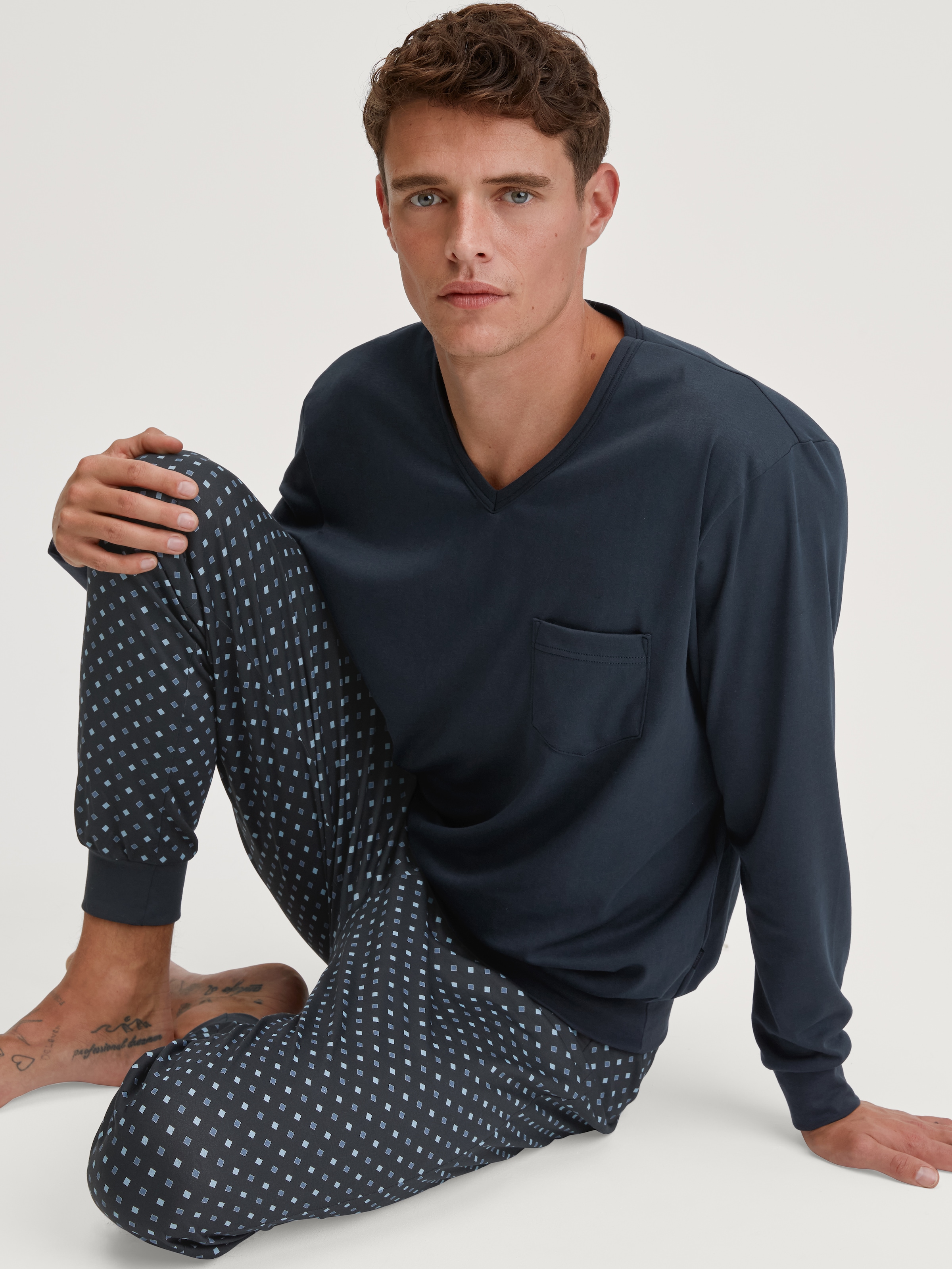 CALIDA Schlafanzug »Relax Streamline« 2 Stk. tlg., mit V-Neck und Bündchen